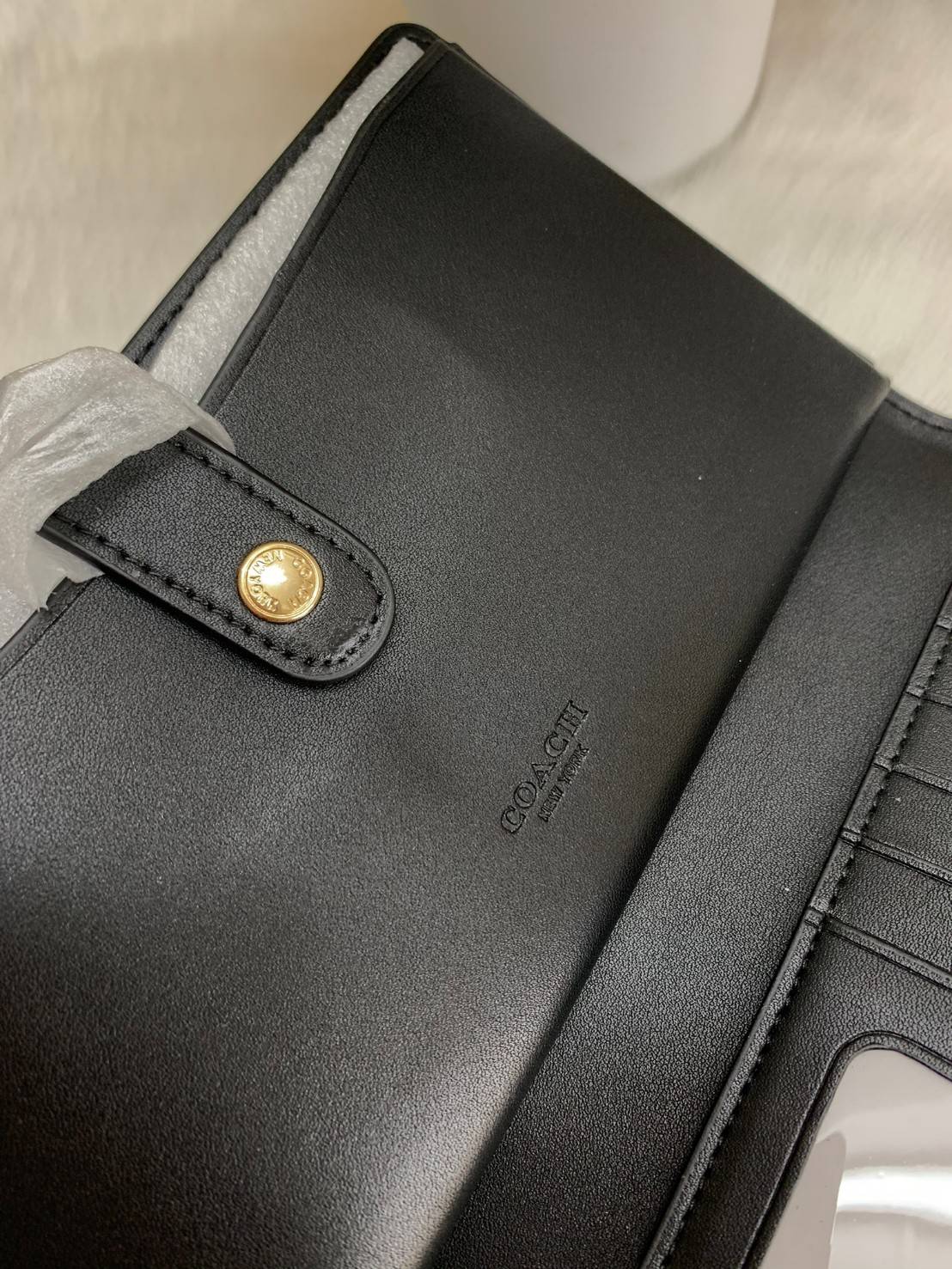 พร้อมส่งครบ 5 สี กระเป๋าสตางค์ที่สาวๆต้องมีติดตัวค่าา😘 COACH TECH WALLET IN COLORBLOCK SIGNATURE ((C2874)) ✔️กระเป๋าเงินใบยาว หนังแท้ พร้อมสายคล้องมือในตัวค่ะ ✔️เปิดปิดด้านหน้าแบบฝากระดุม ภายในมีช่องใส่ธนบัตร2ช่อง ;สามารถใส่มือถือ ip