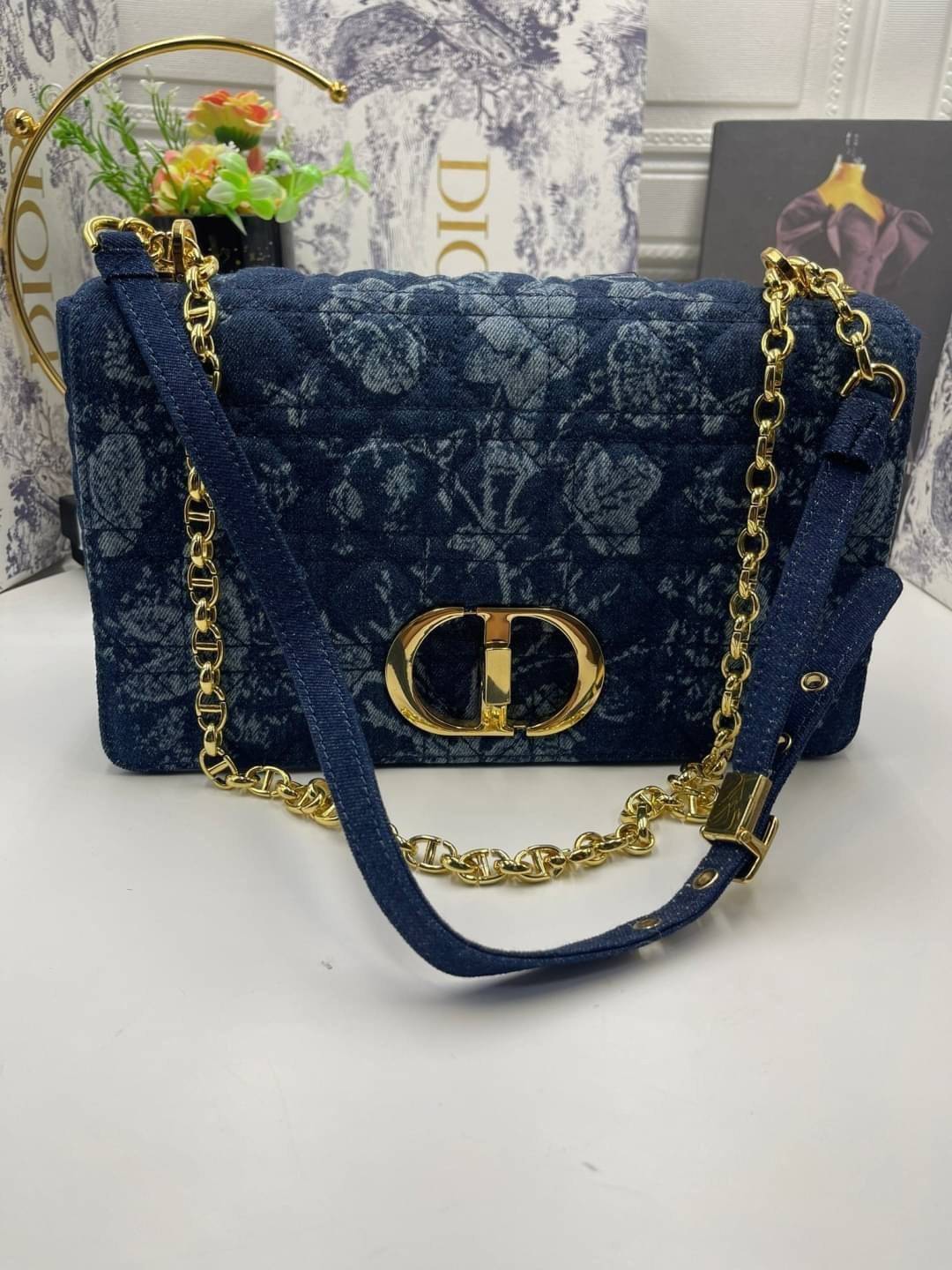 หนังแท้ Large Dior Caro Bag Blue Dior Flowers Cannage Denim กระเป๋าสะพายทรงกล่องเปิดหน้า งานหนังแท้และเดนิมแจ็กการ์ดอย่างดี แต่งอะไหล่CD ด้านหน้า มาพร้อมสายสะพายหนังสลับโซ่อะไหล่ทองหรูหรา สามารถปรับระดับได้ ถอดออกได้ ภายในโล่งกว้างจุของได้เยอะ ภาพสินค้าถ่
