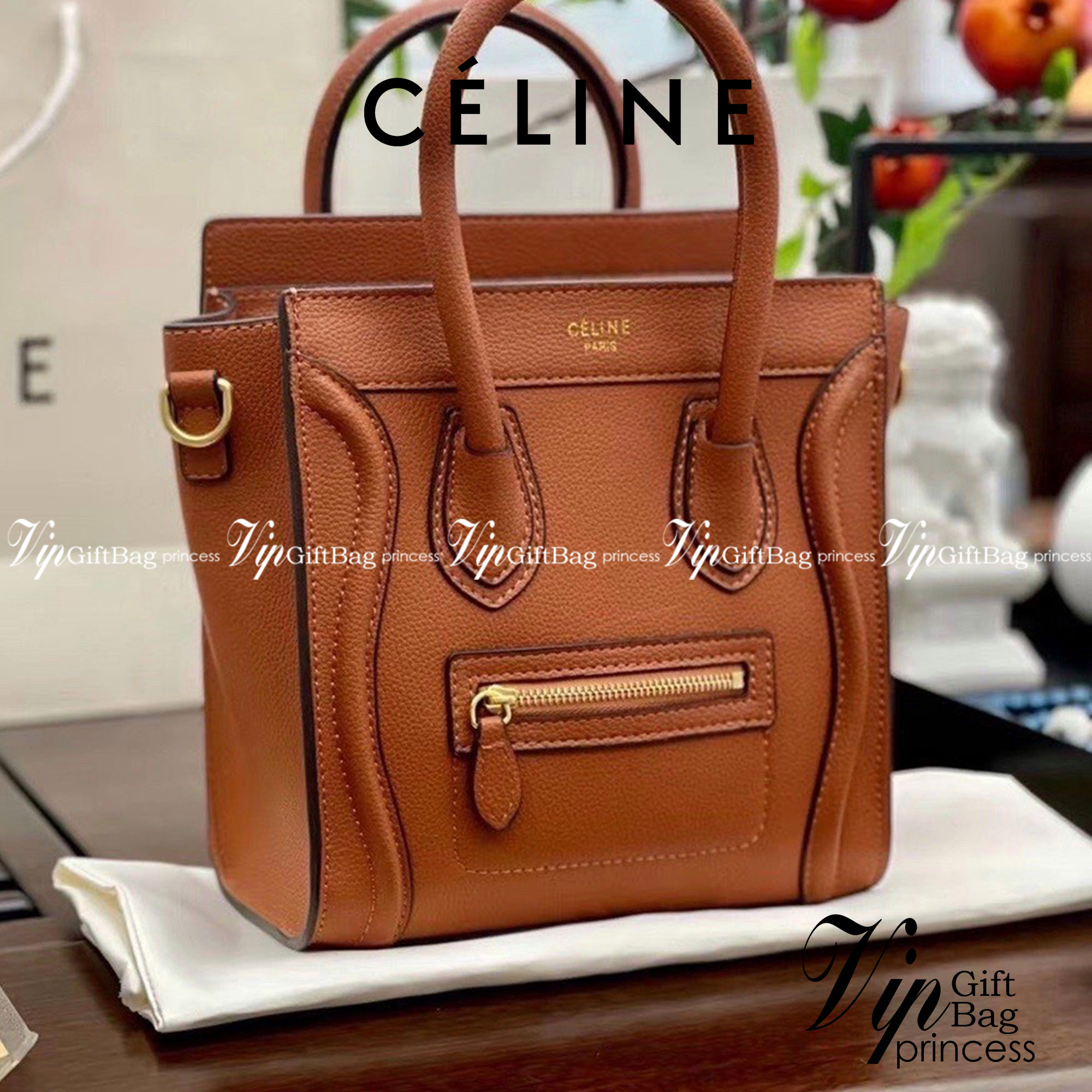 พร้อมส่งรุ่นยอดฮิต!! CELINE HANDLE BAG VIP / Celine Nano Luggage Bag กระเป๋าหนังแท้ ขนาดกำลังดี เปิดปิดด้วยซิปอะไหล่ทองมีที่จับหนัง ด้านในกว้าง มาพร้อมช่องซิปอีกช่อง เป็นอีกทรงที่ฮิตมานานข้ามปี มาพร้อมสายยาวสะพายแบบ CROSSBODYได้ หรือจะถือออกงานก็สวยหรูอีก