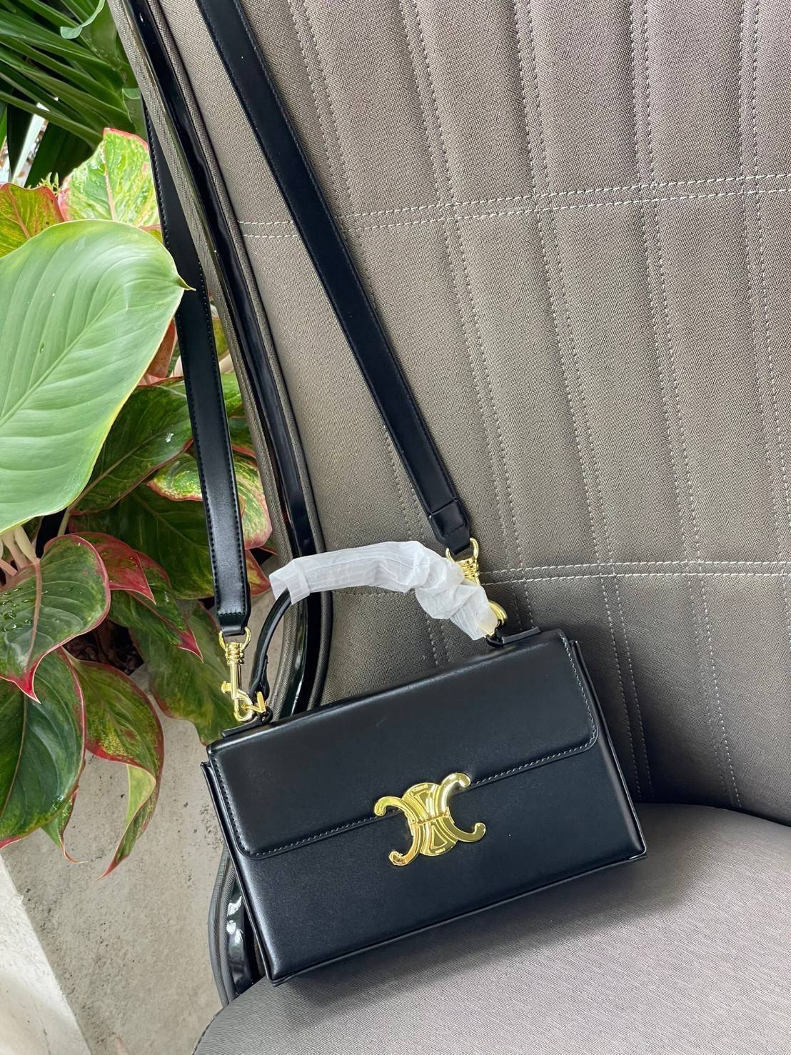 Celine Triomphe shoulder handbag Bag / Celine box triomphe in Natural Calfskin Tan กระเป๋าสะพายเรียบหรูและดูทันสมัยใบนี้ออกมา ให้คุณเลือกสะพายในชีวิตประจำวันเข้ากับการแต่งตัวสบาย ๆ หรือถอดสายถืงออกงานปาร์ตี้สังสรรค์ ก็ช่วยให้คุณดูโดดเด่นได้เช่นกัน นอกจากน