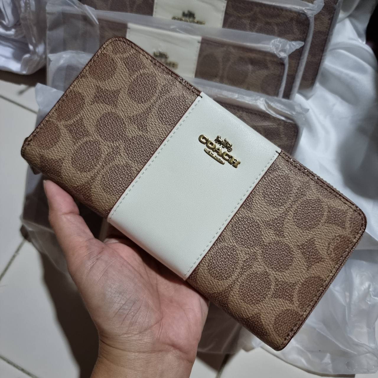ของแท้ 💯% COACH 31546 ACCORDION ZIP WALLET IN COLORBLOCK SIGNATURE CANVAS กระเป๋าสตางค์ใบยาวรุ่นขายดี!! ขายหมดทุกสี!! 🔥🔥 สาวๆต้องยกให้เป็นไอเท็มที่ขาดไม่ได้เลยน้า วัสดุหนังแคนวาสเคลือบ ภายในเป็นหนังแท้ เปิด-ปิดด้วยซิปรอบ ใส่บัตรได้