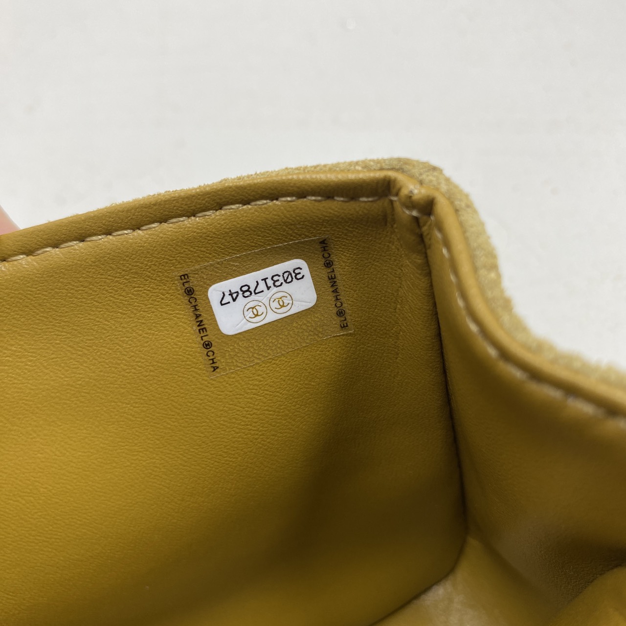 ORI หนังแท้ | Chanel Mini Flap Velvet Leather Bag กระเป๋าสะพาย ดีไซน์ทูโทนสุดไอคอนิก ฝาพับหนังตัวกระเป๋ากำมะหยี่โทนสีเบจ ตัดสีกันอย่างลงตัว สวยหรูโดดเด่น