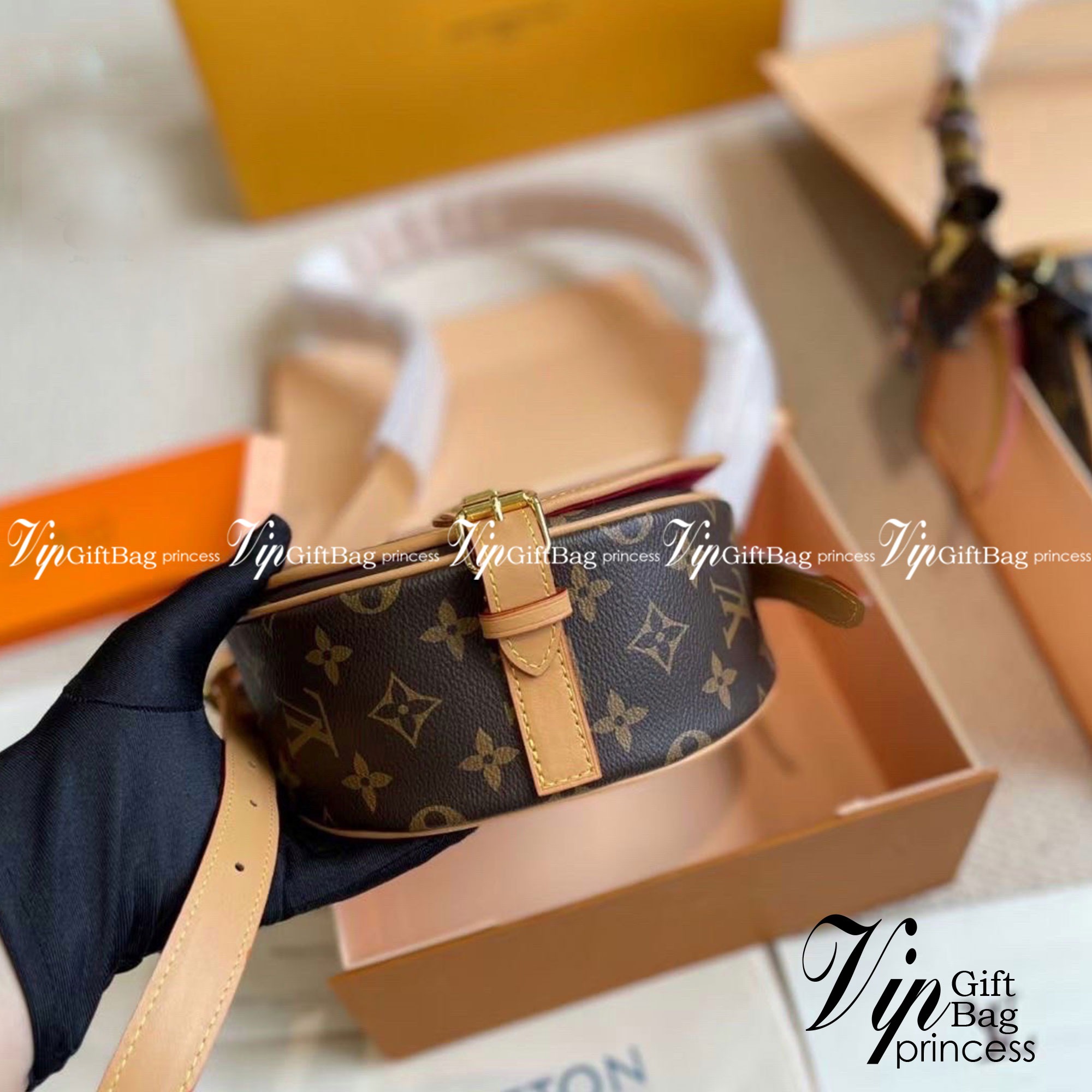 LV Tambourine Monogram Crossbody Bag กระเป๋าสะพายไซส์มินิ น่ารัก คอลเลคชั่นดีไซน์ใหม่ ทรงโค้งมน สวยหรู สายสะพายปรับได้ตามชอบ ราคาดีงามจัดมาให้พร้อม box set ชวนสะสม ห้ามพลาดจ้า