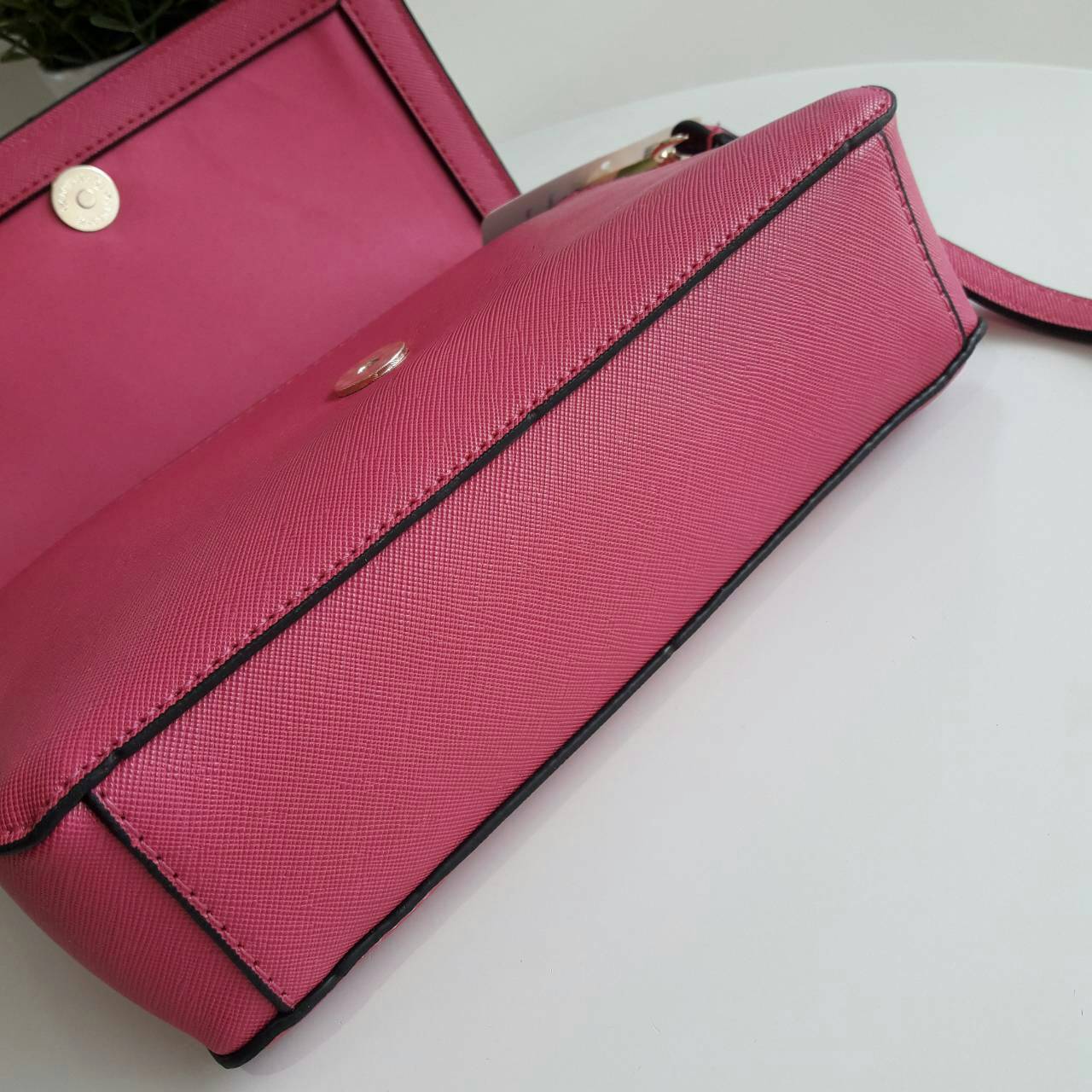 VICTORIA SECRET CLUTH & CROSSBODY BAG กระเป๋าสะพายข้าง แบบเรียบหรู วัสดุทำจากหนัง PU น้ำหนักเบา ด้านในมีช่องใส่ของหลักพร้อมช่องซิป ด้านหลังมีช่องเล็กอีก 1 ช่อง สายสะพายสามารถถอดออกหรือปรับระดับได้ ด้านในใส่กปต.ยาว + มือถือได้ทุกรุ่น ใบนี้แนะนำเลยค้า