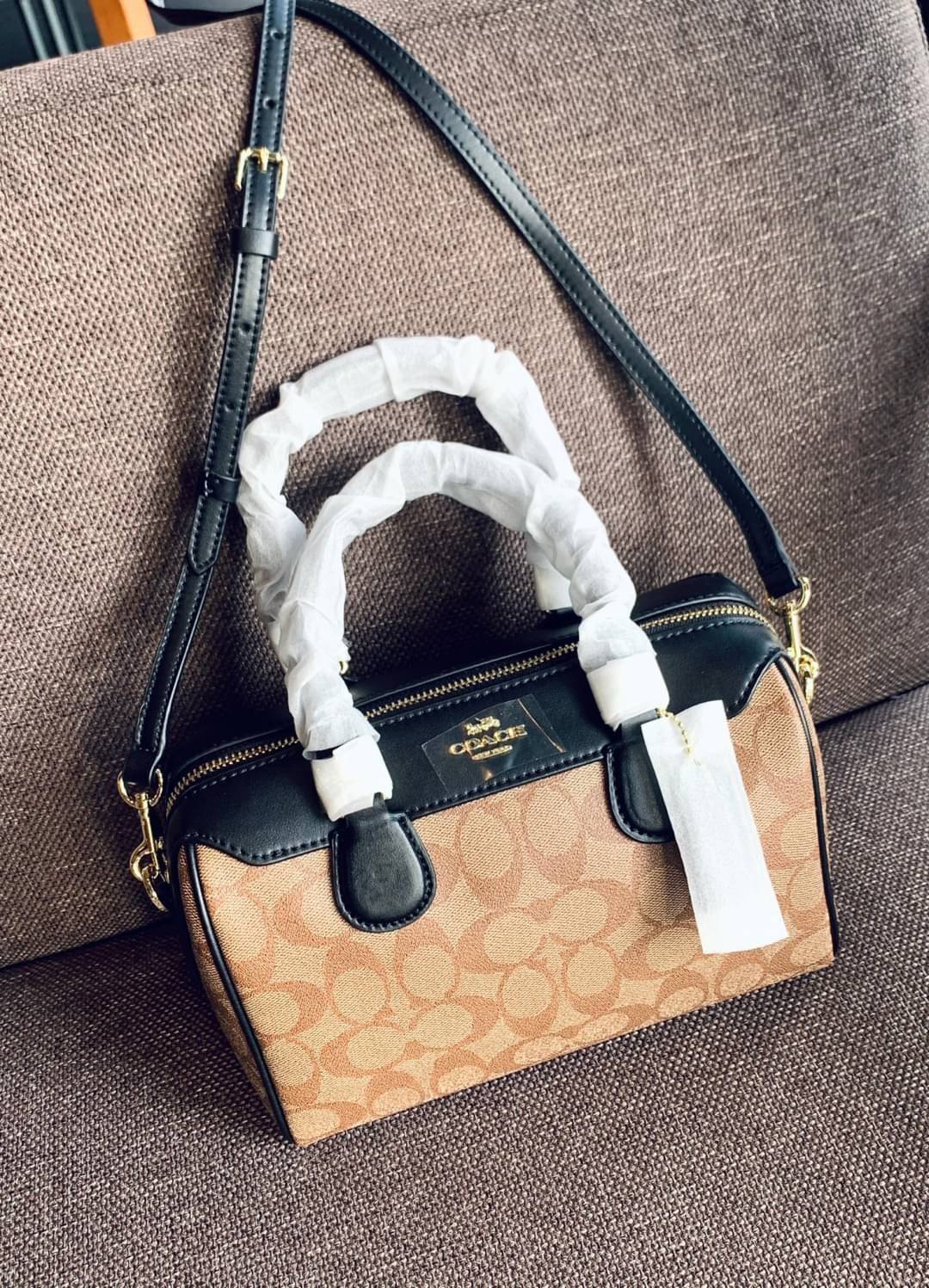COACH NENNETT SATCHEL BAG((32203)) พร้อมส่งอีกครั้ง ห้ามพลาด! กระเป๋าทรงหมอน ทรงที่สาวๆต้องมีติดตัวไว้สักใบ! หนังแท้นิ่มสวยงาม เปิดปิดกระเป๋าแบบซิป ภายในกว้างสามารถใส่กระเป๋าเงินใบยาวได้ หรือของจำเป็นในชีวิตประจำวันของสาวๆได้หลากหลายเลยค่ะ มีช่องซิปและช่อ