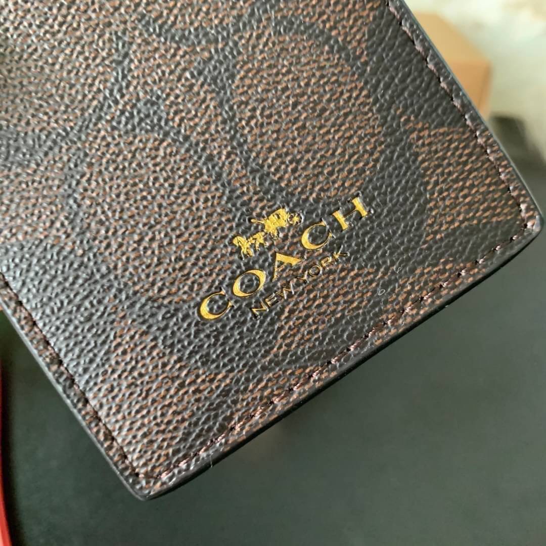 COACH F63274 ID LANYARD IN SIGNATURE COATED CANVAS กระเป๋าใส่บัตรคล้องคอ ลาย C ทั้งใบ ด้านหน้าตกแต่งชื่อแบรนด์ สวยมากกก ใส่บัตรพนักงาน และบัตรต่างๆ มาพร้อมสายคล้องคอ สายถอดออกได้ ตัวกระเป๋ามี 3 ช่องค่ะ