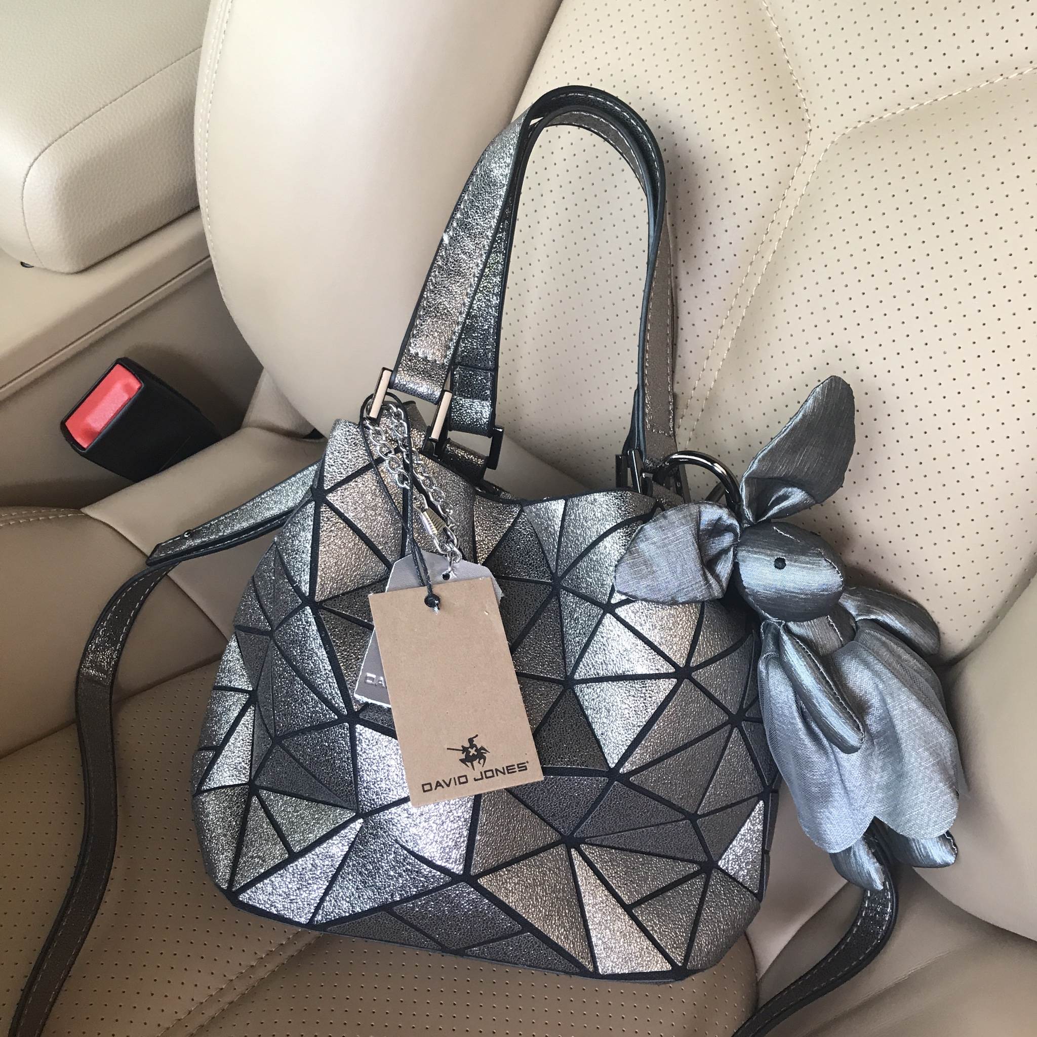 ห้ามพลาดเลยน๊า size Mini !!! น่ารักมากกค๊า ✨✨✨ มาใหม่ สี Limited edition 🌈🌈 ✨สี Silver Glitter ✨ใบจริงสวย เลิศมากๆ ค่า รับประกันเลย กระเป๋าทรงสุดฮิตจากแบรนด์ David Jones ใบนี้ มาพร้อมกับน้องกระต่ายสีเข้า 