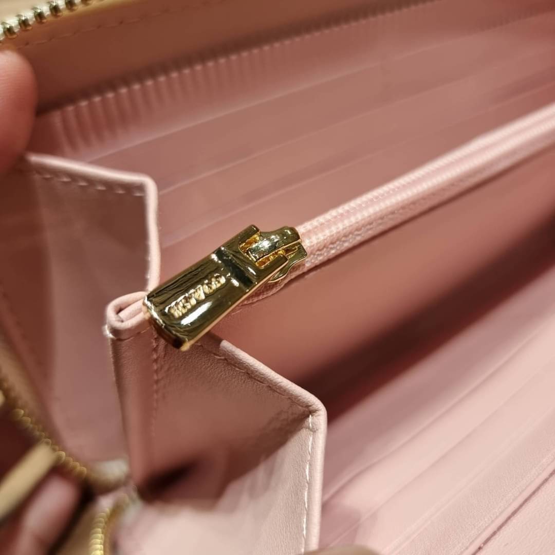 COACH ACCORDION ZIP WALLET IN SIGNATURE CANVAS WITH DAISY BUNDLE / MEADOW PRAIRIE / SPACED WILDFLOWER / DAISY BUNDLE PRINT C0033/F31778/69832 กระเป๋าสตางค์ใบยาว ลวดลายน่ารักน่าใช้มากๆ พื้นเป็นลายซีเอกลักษณ์ วัสดุหนังแคนวาสเคลือบลาย เปิด-ปิดด้วยซิปรอบ ใส่ม