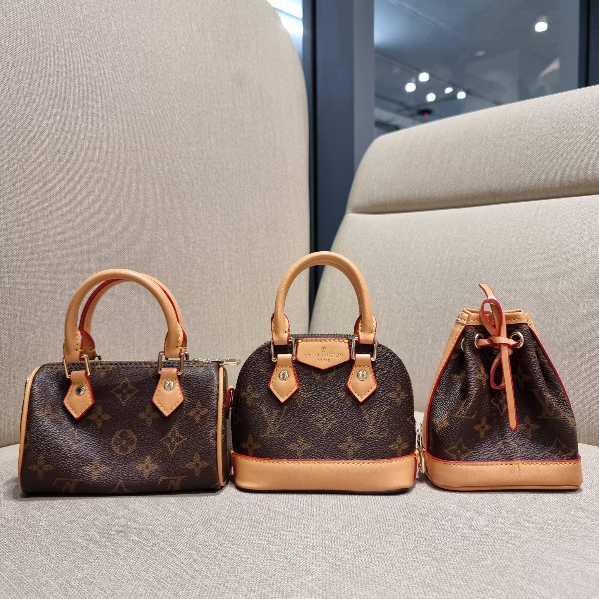 LV TRIO MINI ICONES ใหม่ล่าสุด น่ารักน่าใช้ ที่รวบรวมรุ่นสุดยอดที่เป็นดั่งไอคอนนิค ให้ทุกคนได้สะสมครบคอลเลคชั่น ในไซส์มินิ วัสดุหนังแคนวาสทุกใบ มีสายสะพายข้างให้ เกี่ยวทุกใบรวมสะพายทีเดียว หรือแยกใช้วันแบบ วันละสไตล์ สลับได้ไม่มีเบื่อ มาพร้อม box set ครบ 