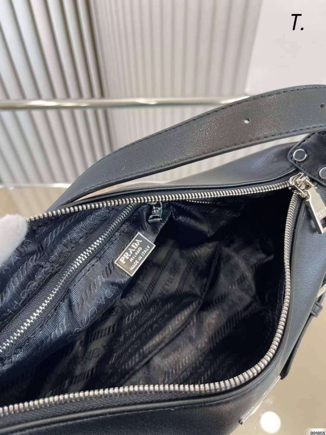 PRADA SHOULDER LEATHER BAG พร้อมส่งที่ไทย เข้าใหม่ สวยหนักมากก จำนวนจำกัดค่ะ! ดีไซด์สวยเก๋ ลุควินเทจ สามารถใช้ไปทำงานพกไปปาร์ตี้สุดเริ่ดไปเลยค่ะ