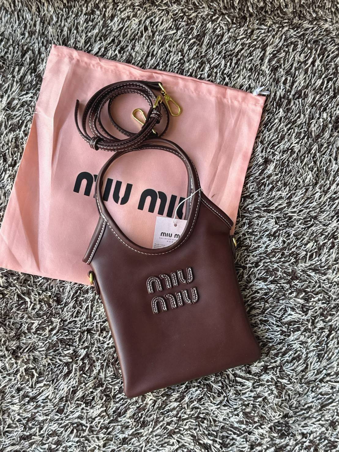 MIU MIU IVY leather handbag / Miu Miu ivy mini tote กระเป๋าสไตล์คลาสสิก มาในดีไซน์เรียบแต่โก้ ให้ลุคที่ดูเท่มั่นใจ สามารถถือและสะพายได้ จุดเด่น ที่โลโก้หนังตัวนูน ที่เสริมให้กระเป๋าดูแฟชั่นและทันสมัย