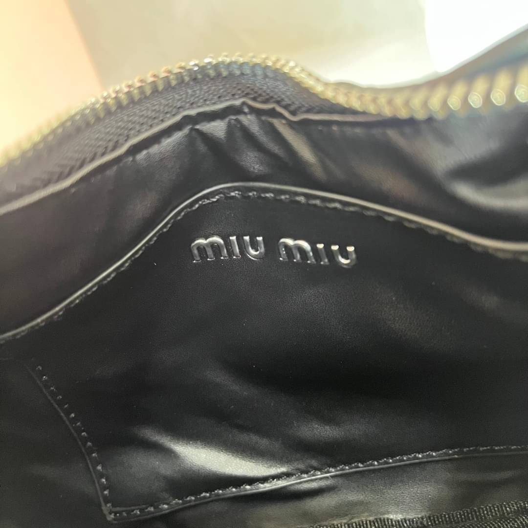 MIU MIU matelasse nappa leather shoulder bag กระเป๋าสะพายข้าง สายสะพายประดับไข่มุกและคริสตัล ให้ความละมุม ลุคคุณหนูน่ารักสุดๆคะ