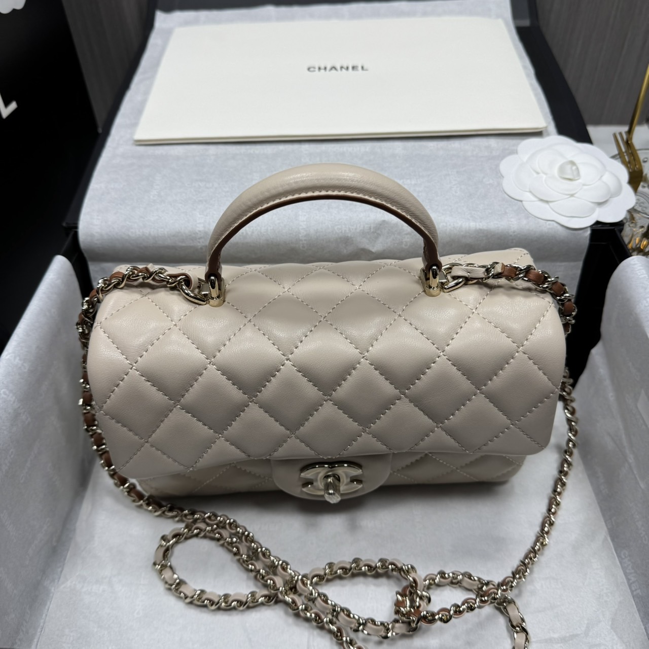 ORI | หนังแท้ Chanel Mini Classic Handbag With Top Handle กระเป๋าสะพายรุ่นคลาสสิกพร้อมหูจับถนัดมือ สวยเรียบหรู 🤍 สินค้าเกรดออริจินอล เทียบแท้