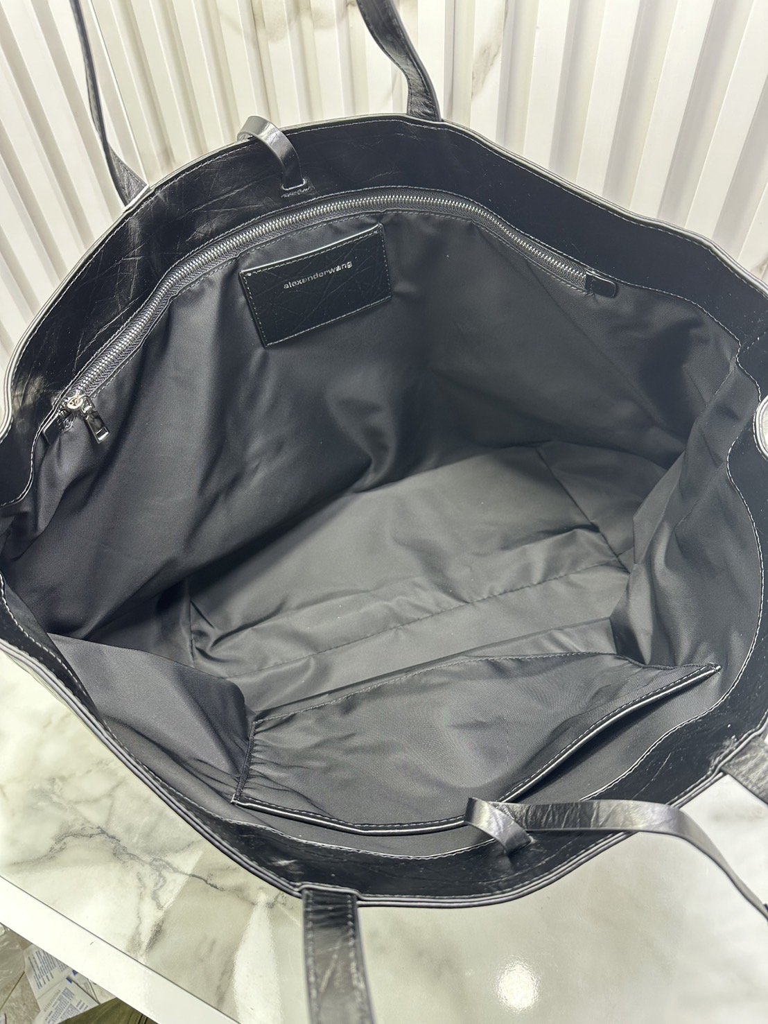 Large ALEXANDER WANG Punch Tote Bag in Crackle Patent Leather กระเป๋าทรงโท้ทใบใหญ่ งานหนังลายยับเต็มใบ เกรดออริ 1:1 ใช้งานต่างประเทศได้