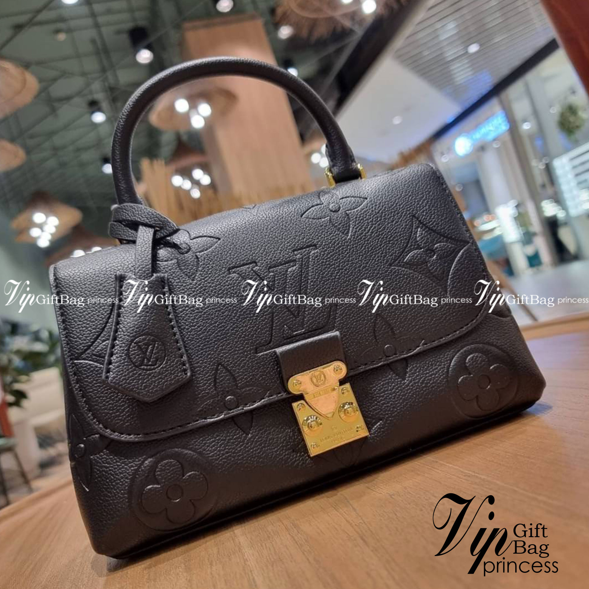 VIP 🥂 LV MADELEINE BAG ใหม่ล่าสุด อีกหนึ่งรุ่นคลาสสิคหายาก ที่สาวๆรอคอย กระเป๋าถือ/สะพายข้าง ดีไซน์เรียบง่าย แต่เต็มไปด้วยดีเทลความหรู วัสดุหนังวัวปั๊มลายเอกลักษณ์ เปิด‐ปิดด้วยอะไหล่กดล็อคสีทองหรู และมีพวงหนังห้อยพิเศษแถมมาให้ด้วย ภายในแบ่งสัดส่วน