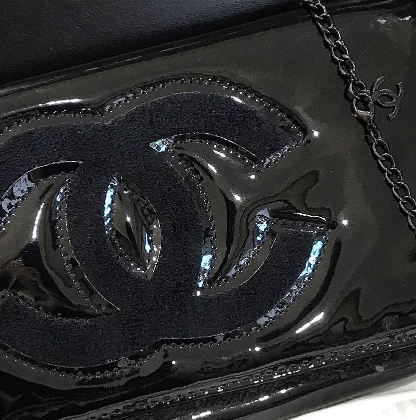 Best sellerแห่งปี! ต้องกดเลิฟให้ใบนี้เลย กระเป๋าclutch & shoulder bag สี Classy black งานพรีเมี่ยมกิ้ฟ จากเคาเตอร์ต่างประเทศ จากแบรนด์ Chanel เป็นกระเป๋าหนังแก้วเงา สวยหรู ตามแบบฉบับของแบรนด์เลย ตัวกระเป๋าขนาดกำลังดี ใส่มือถือได้ทุกรุ่น สามารถเก็บสายถือเป