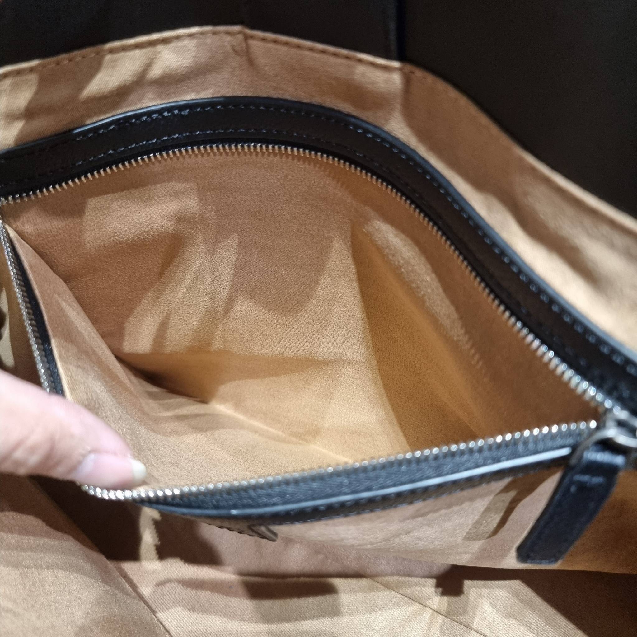 GG×BALEN MEDIUM OPHIDIA TOTE สุดครีเอท กับกระเป๋าช้อปปิ้งทรงโท้ท ใบใหญ่ สุดคุ้ม!! โดดเด่นด้วยลวดลายเพ้นท์กราฟฟิตี้ วัสดุผ้าแคนวาส ตัดแต่งเล่นขอบด้วยหนังแท้ ภายในโล่งกว้างมาก ใส่ของได้สบาย หิ้วไปเที่ยวต่างจังหวัด สะพายไปต่างประเทศตามใจ!! เลิศตรงที่ดีไซน์ใบ