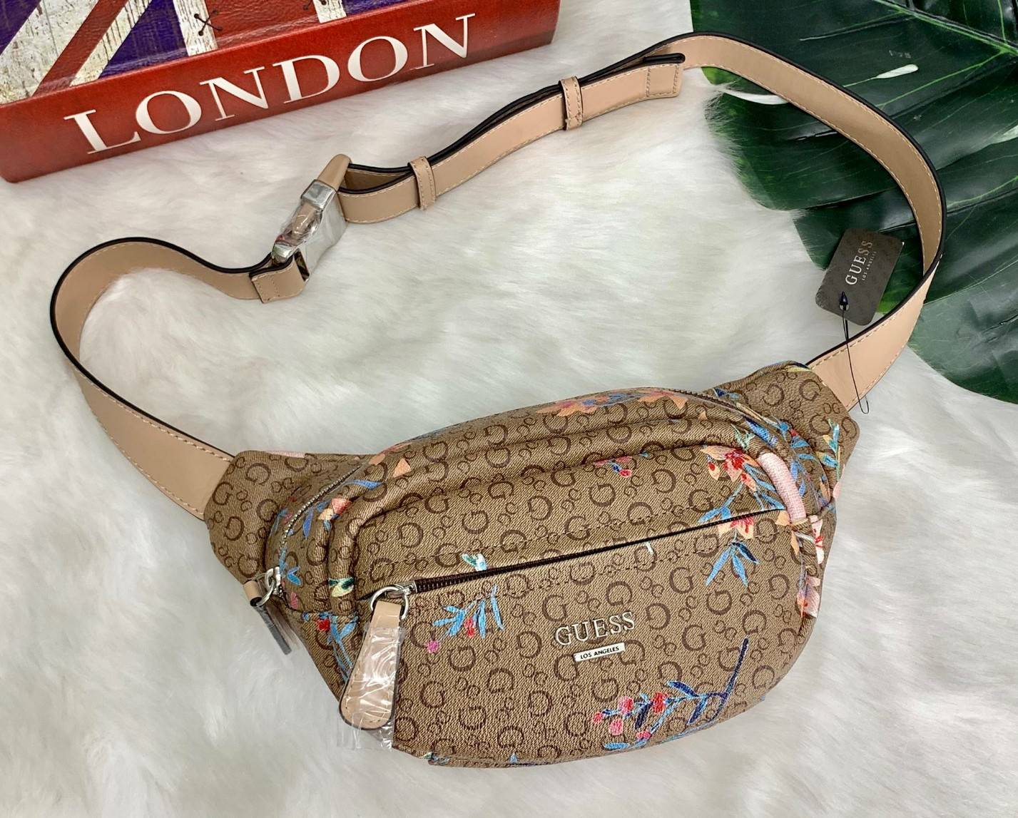 GUESS G LOGO FANNY PACK BELT BAG พร้อมส่ง รุ่นแนะนำเลยค๊าา❤️ กระเป๋าคาดเอว//คาดอก ได้ วัสดุ pvc อย่างดี หนังนิ่มดีมากค่ะ ตัวกระเป๋าออกแบบลาย G ทั้งใบ ผสมลาย multi floral เข้ามาได้สวยงามน่าใช้มากๆค่ะ ด้านหน้ามีโลโก้แบรนด์ และช่องซิปเล็กสำหรับใส่ของจ
