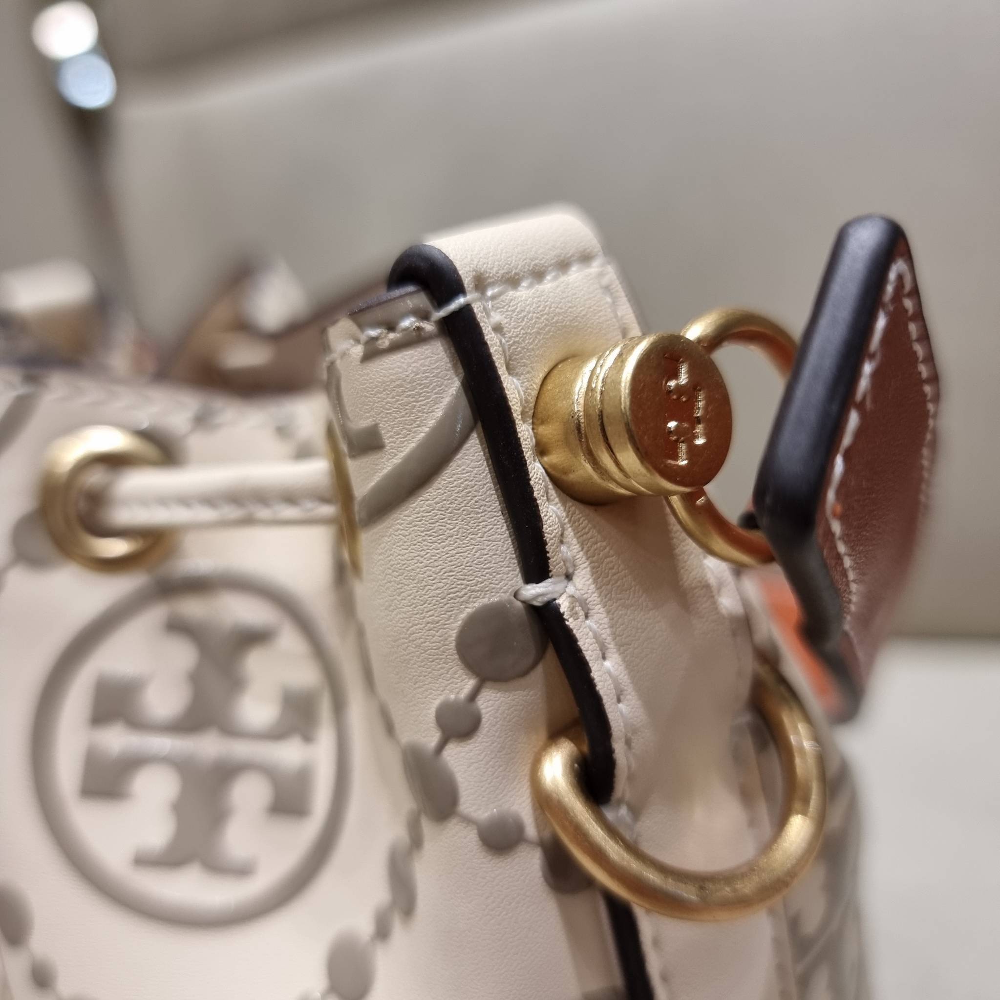 TORY BURCH T MONOGRAM EMBOSSED BUCKET BAG คอลเลคชั่นใหม่ กับกระเป๋าบัคเก็ตทรงยอดนิยม ดีไซน์ใหม่ล่าสุด สวยลูกคุณหนู หรูหรา!! ด้วยดีเทลผิวลายนูนลวดลายเอกลักษณ์ วัสดุหนังแท้ ปากกระเป๋ารูดเปิด-ปิดได้ มีหูจับในตัว สะดวกใช้ไปอีก และมีสายสะพายข้าง ปรับได้อีกด้วย