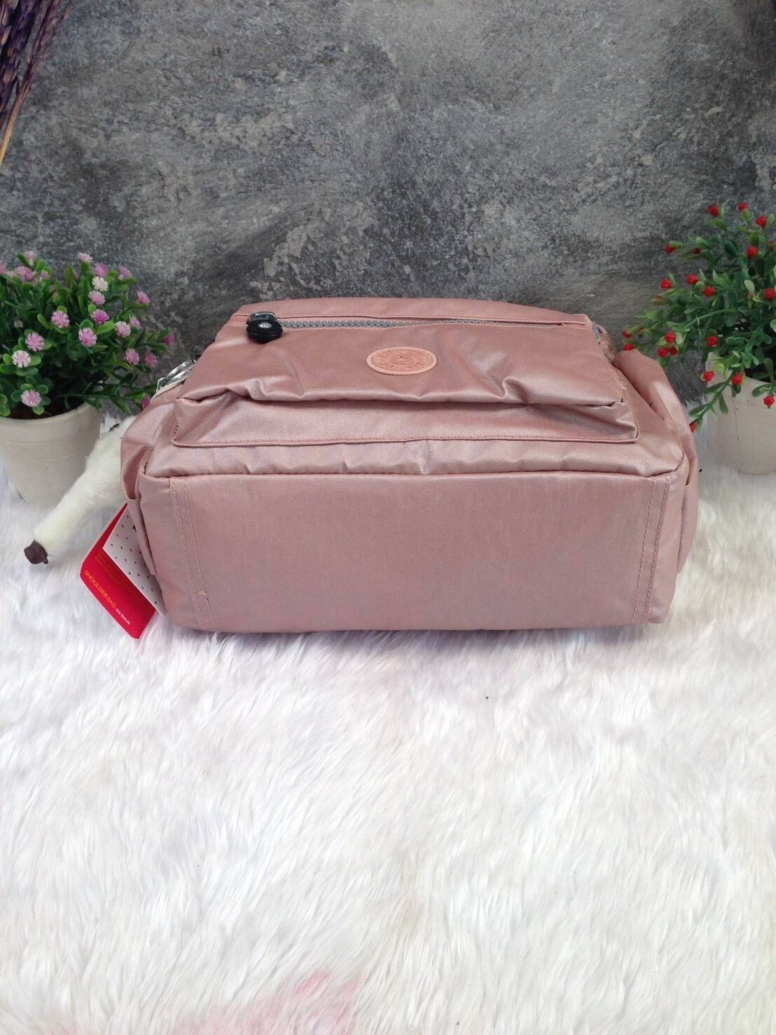 KIPLING Shoulder Bag (K25511) Outlet Hongkong กระเป๋าสะพาย วัสดุ nylon คุณภาพดี กันน้ำ ตามแบบฉบับแบรนด์ แบ่งเป็นช่องซิป 5 ช่อง สามารถใส่ไอแพด กระเป๋าสตางค์ใบยาว และมือถือได้ทุกรุ่นค่ะ จุคุ้มมากๆ น้ำหนักเบา สายสะพายปรับได้ จะสะพายไหล่ หรือ crossbody ได้สบา