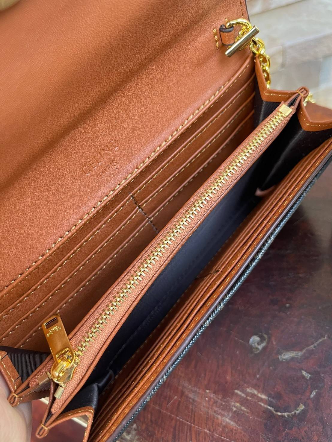 CELINE INSPIRED 2IN1 LONG WALLET ใครมีของที่ต้องจัดเก็บในปริมาณมาก จะต้องถูกใจกระเป๋าสตางค์ผู้หญิงใบนี้แน่นอน เนื่องจากมีช่องแยกย่อยสำหรับใส่ธนบัตร เหรียญ และบัตร รวมแล้วกว่า 10 ช่อง ให้คุณจัดเก็บของต่าง ๆ ได้เป็นสัดส่วน นอกจากนี้ ยังมีช่องใส่ของเบ็ดเตล็ด