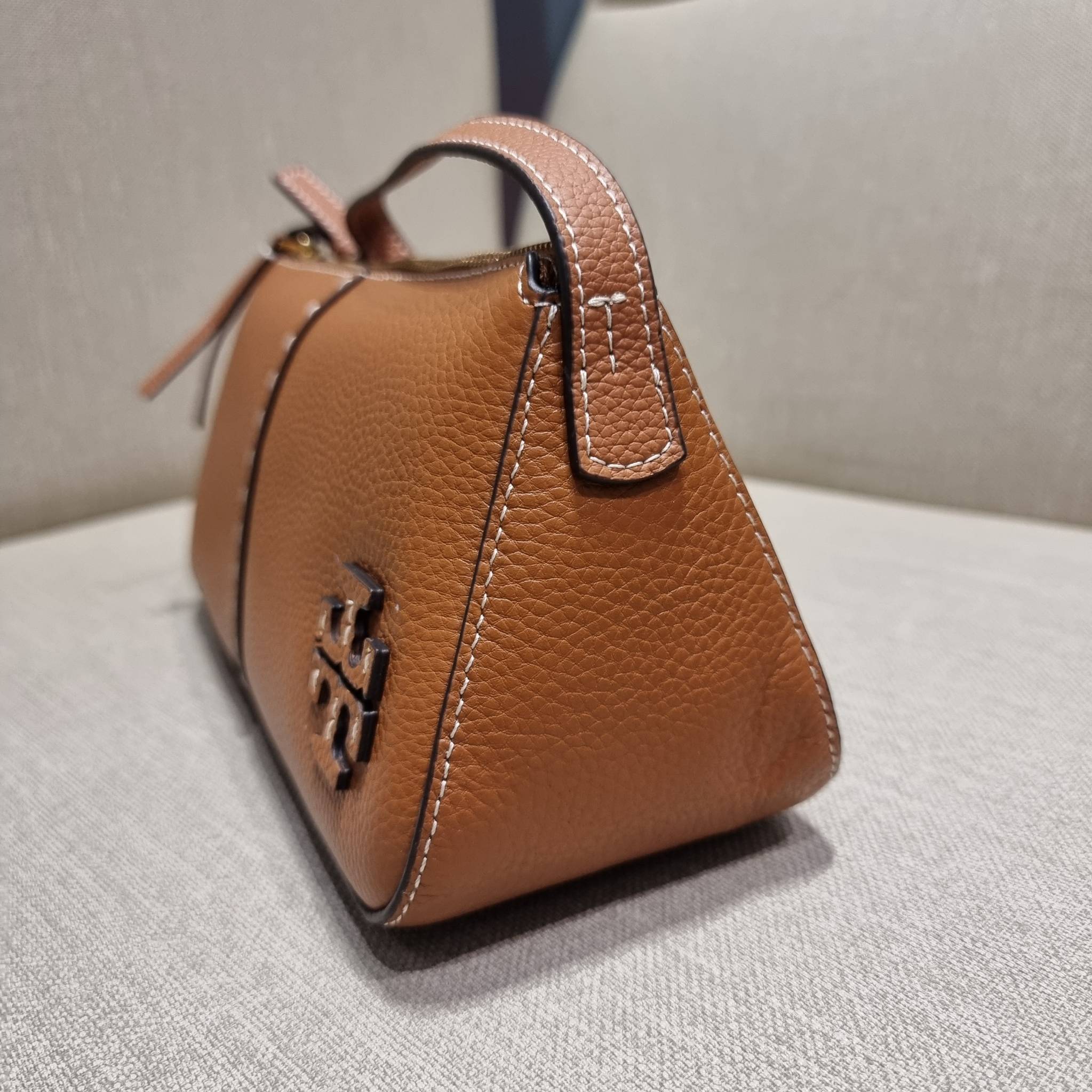 TORY BURCH MCGRAW WEDGE กระเป๋าสะพายไหล่ ทรงสวยไม่ซ้ำ ไม่เกร่อ!! สะดวกใช้งาน ดีไซน์เรียบแต่แฝงความหรู และคลาสสิคในตัว วัสดุหนังลูกวัว สัมผัสดี สวยคม เปิด-ปิดด้วยซิป ภายในเป็นช่องโล่ง มีช่องย่อยเก็บบัตร มาพร้อมสายสะพายในตัว ปรับได้อีกเล็กน้อย ไอเท็มนี้เหมา