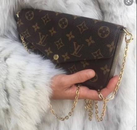 เน้นใช้งานได้จริงในชีวิตประจำวันค่ะ Louis vuitton felicie pochette พร้อมส่ง ซื้อ1ได้ถึง3!! มีไม่มาก หมดแล้วหมดเลยจ้าา! Premium gift จาก LV กระเป๋าสะพายข้างหรือถือแบบคลัทออกงาน หนังแกะแท้สวยงามค่ะ เปิดปิดกระเป๋าแบบกระดุม ภายในสามารถใส่มือถือได้ทุกรุ่น;พาสป