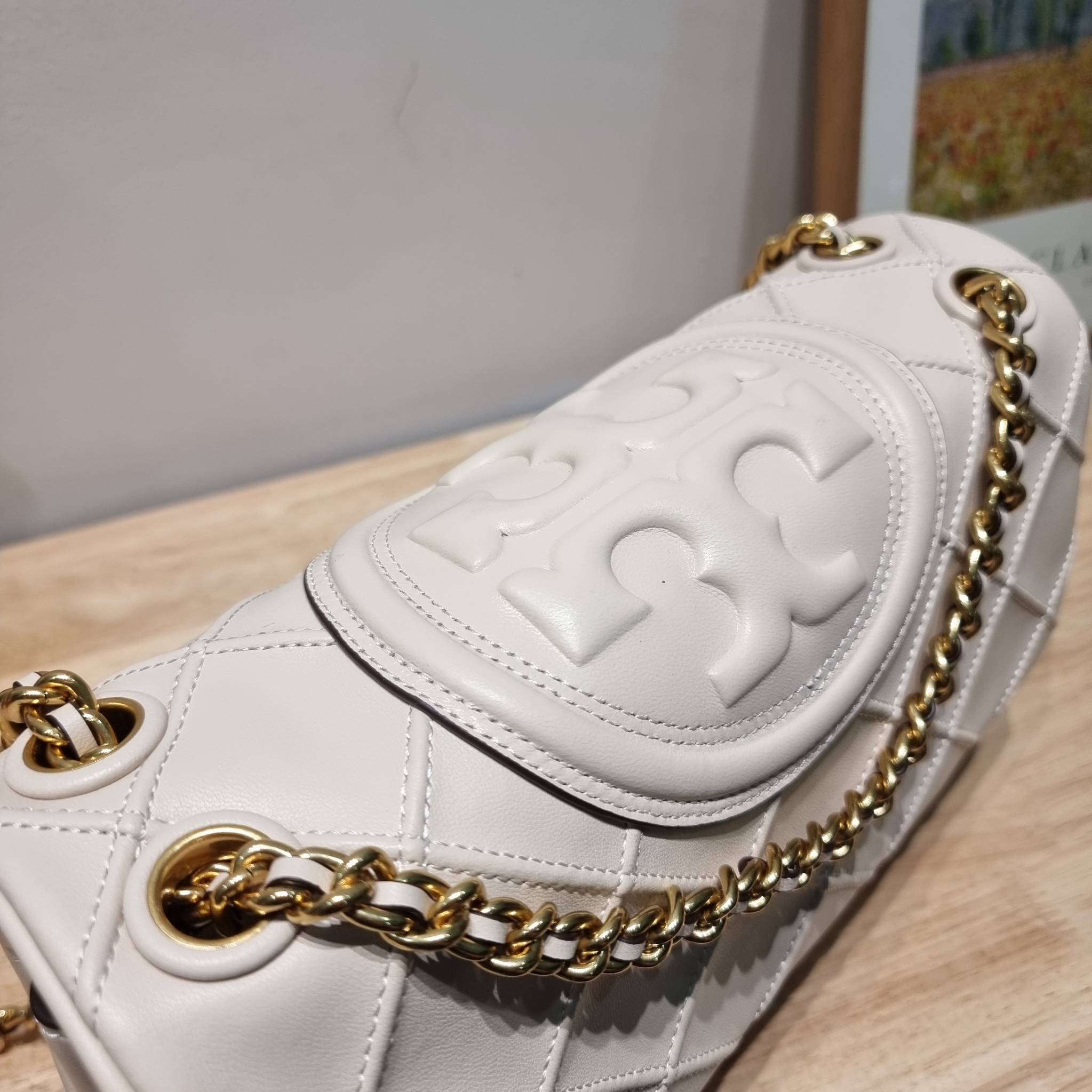 TORY BURCH FLEMING SOFT CONVERTIBLE SHOULDER BAG รุ่นหายาก กับดีไซน์ใหม่ล่าสุด มาพร้อมเสิร์ฟความสวยถึงบ้านไปเลย กับกระเป๋าสะพายไหล่ขนาดกำลังสวย หนังแท้นิ่มเต็มใบ สัมผัสสบายมือ