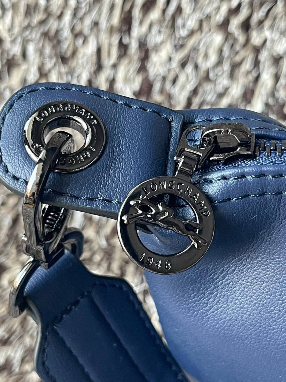 Longchamp Le Pliage Cuir Top handle bag S เรียกว่าเป็นกระเป๋าอีกหนึ่งรุ่นที่ไม่ว่ายังไงก็ฮอตฮิตและติดเทรนด์ตลอดไม่เคยเปลี่ยนกับ ทรง Le Pliage Cuir หนึ่งในตระกูลกระเป๋าสุดไอคอนิกจากแบรนด์