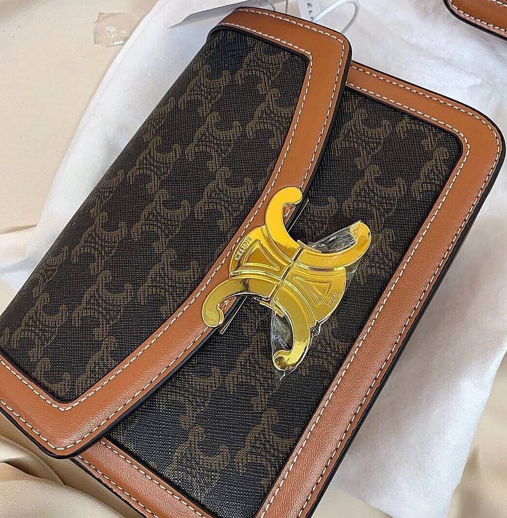 CELINE TRIOMPHE CROSSBODY BAG VIP GIFT WITH PURCHASE-GWP พรีเมี่ยมกิ๊ฟ Limited Edition จาก CELINE PERFUME DUTY FREE COUNTER วัสดุ TRIOMPHE CANVAS & LEATHER