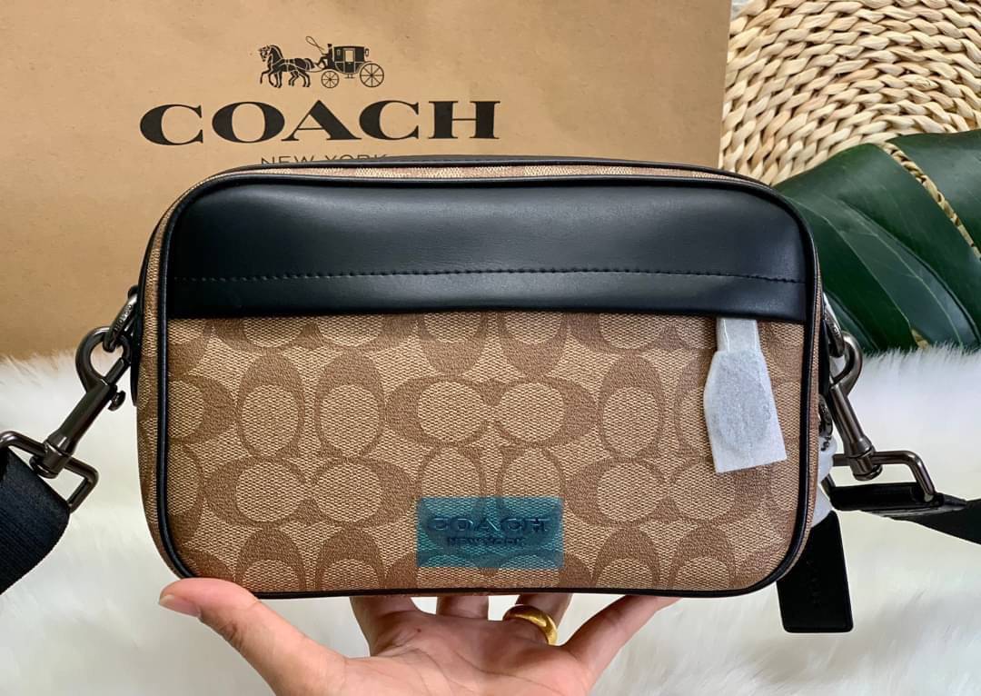 COACH GRAHAM CROSSBODY IN COLORBLOCK SIGNATURE ((83133)) พร้อมส่งค่ะ! กระเป๋าสะพายครอสบอดี้ร์ หนังแท้อย่างดี นิ่มมือค่ะ ด้านหน้ามีหนึ่งช่องซิปซ่อนใส่ของจุกจิก เปิดปิดช่องหลักแบบซิปที่จับมีเชือกผูกเพื่อให้ง่ายต่อการรูดค่ะ ภายในโล่งสามารถใส่กระเป๋าเงินใบยาว