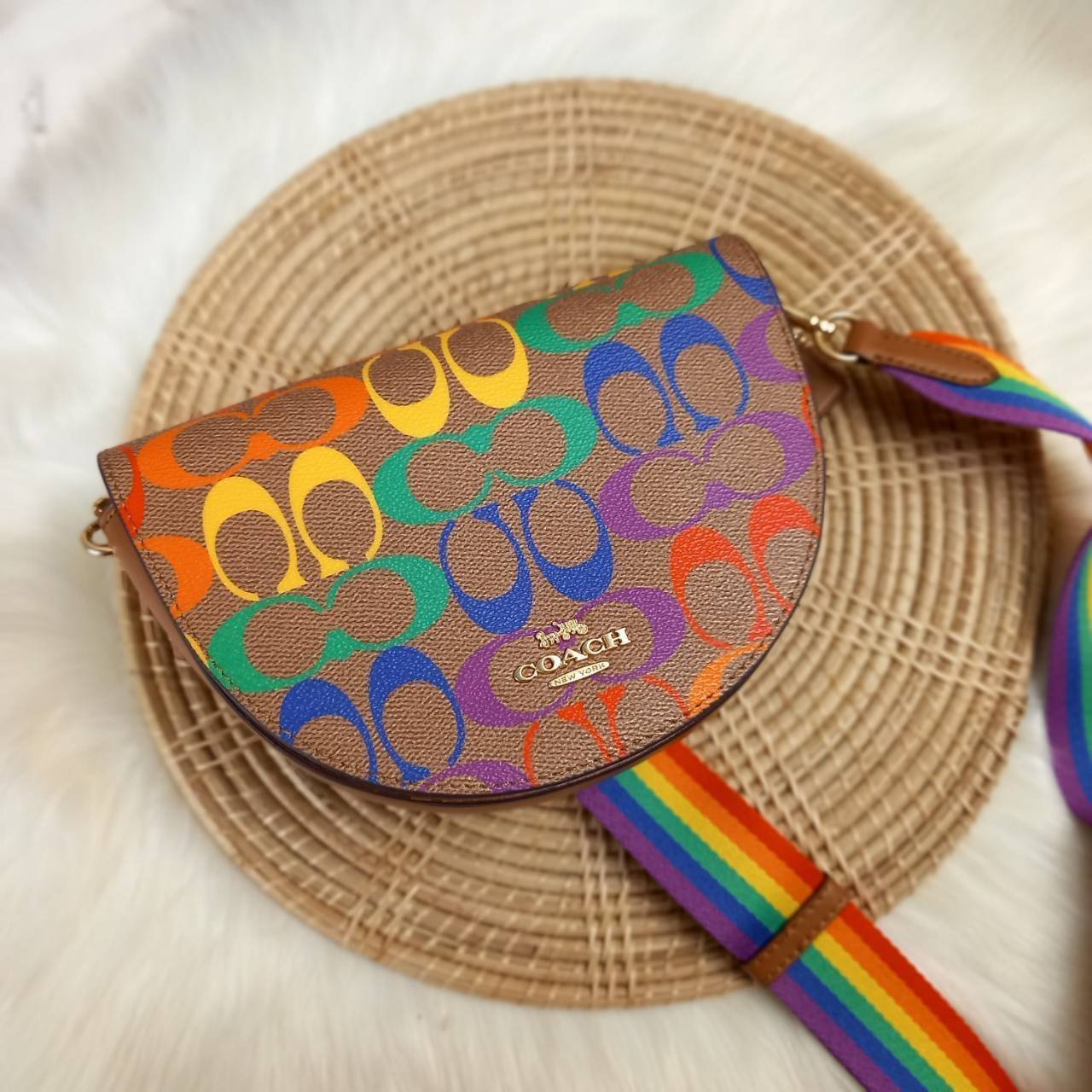 COACH ELLEN CROSSBODY IN RAINBOW SIGNATURE CANVAS (COACH C4098) ให้สายรุ้ง มัดใจได้มั้ยเนี้ย🌺คอลเลคชั่นที่ไม่ต้องพูดเยอะ//กระเป๋ารูปทรงน่ารัก ที่ใครได้เห็นเป็นต้องอดใจไม่ไหว // วัสดุหนังแคนวาสผสมหนังแท้ กระแทกความสดใสขึ้นไปอีกขั้น ด้วยลาย