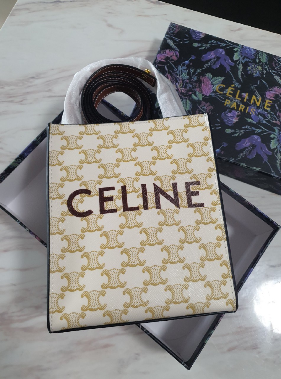 พรีเมี่ยมกิ๊ฟแท้ 100% 】CELINE HAND CARRY AND CROSSBODY BAG VIP GIFT WITH PURCHASE (GWP) พรีเมี่ยมกิ๊ฟ Limited จาก CELINE HAUTE PARFUME DUTYFREE COUNTER วัสดุ COATED CANVAS ดีไซน์ทรงเหลี่ยมสวยหรูสุดคลาสสิคในสไตล์สาว Lisa หนังสวยอยู่ทรงกันน้ำ