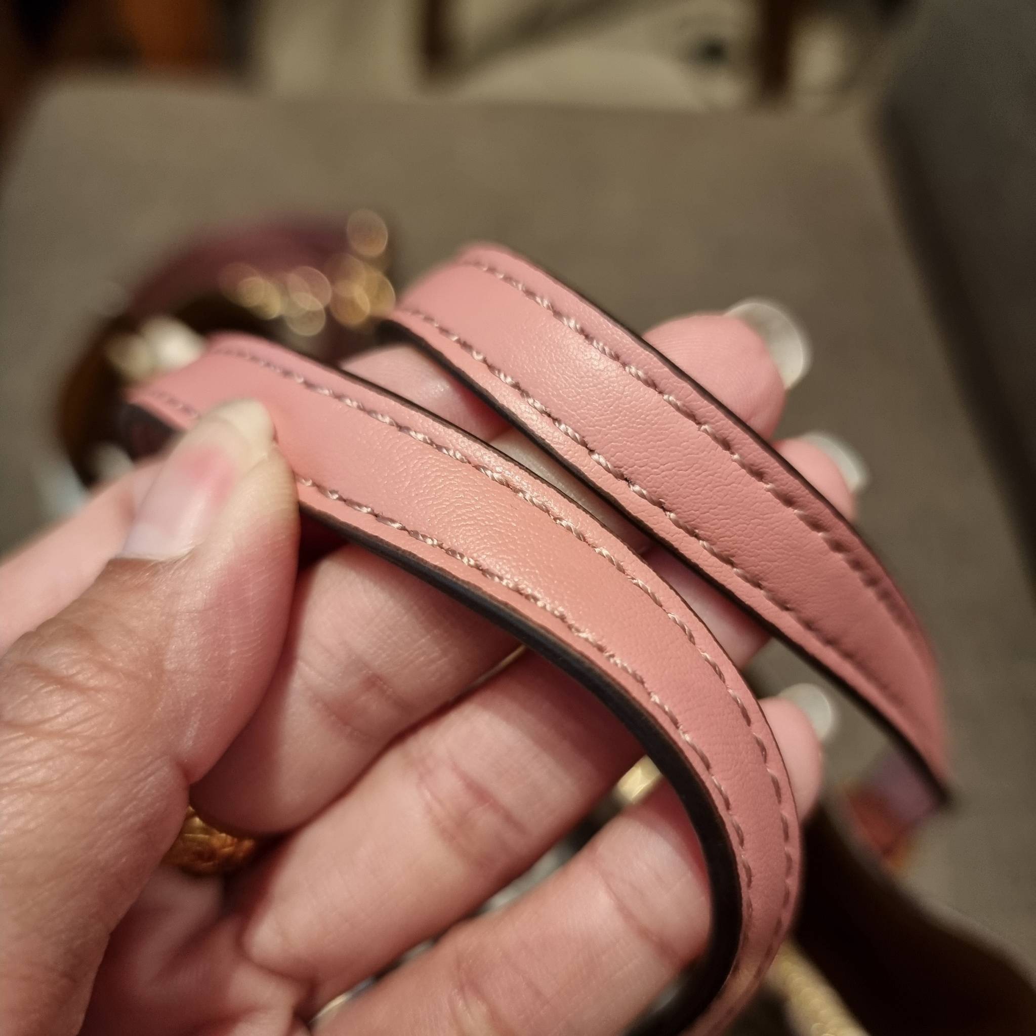 COACH C4084 MOLLIE TOTE 25 WITH HEART FLORAL ดีไซน์ใหม่ล่าสุด กระเป๋าโท้ทไซส์เล็กที่สาวๆต่างก็ต้องปักใจรัก รอบนี้น้องถูกเติมแต่งลวดลายดอกไม้ เพิ่มดีเทลความน่าใช้ไปอีก วัสดุหนัง pepble เรียบหรูดูดีม้าก!! ภายในโล่งกว้าง มีช่องซิปกลางใส่ของได้ ขนาดกำลังดีแบบ