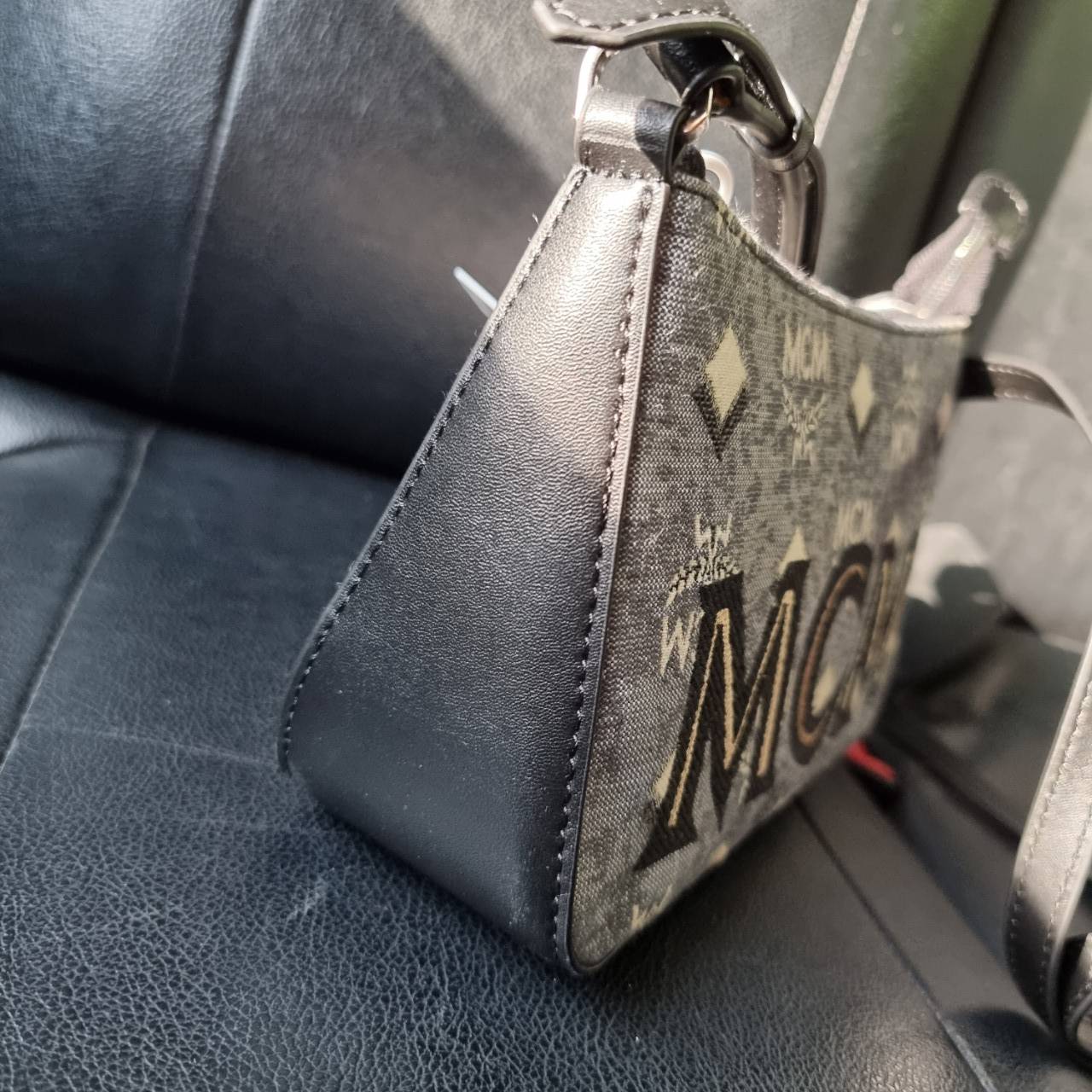 M.C.M MINI SHOULDER BAG IN VINTAGE JACQUARD MONOGRAM คอลเลคชั่นใหม่ล่าสุด โดดเด่นด้วยลายโมโนแกรม ถักทอบนผ้า woven jacquard กระเป๋าสะพายทรงพอชที่ไม่ธรรมดา มาพร้อมสายสะพายในตัว สามารถปรับใช้ได้ 2 แบบ สายยาวสะพายข้าง หรือจะนำสายเส้นกลางออกและปรับใช้สะพายไหล่