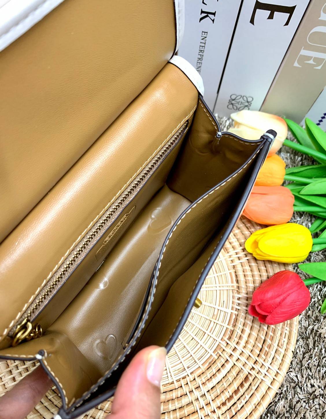 COACH LIMITED EDITION WILLIS TOP HANDLE 18 WITH HEART PRINT ((c3919)) พร้อมส่งที่ไทย ได้ไปหลงรักแน่นอนค่ะ! กระเป๋าหิ้วหรือสะพายข้าง หนังแท้นิ่มสวยงาม ❤️จุดเด่นคือตัวกระเป๋าปริ้นลายหัวใจทั้งใบ ดูหวานน่ารักมากๆค่ะ เปิดปิดกระเป๋าแบบหมุนล็อค ภายในมีช่อ