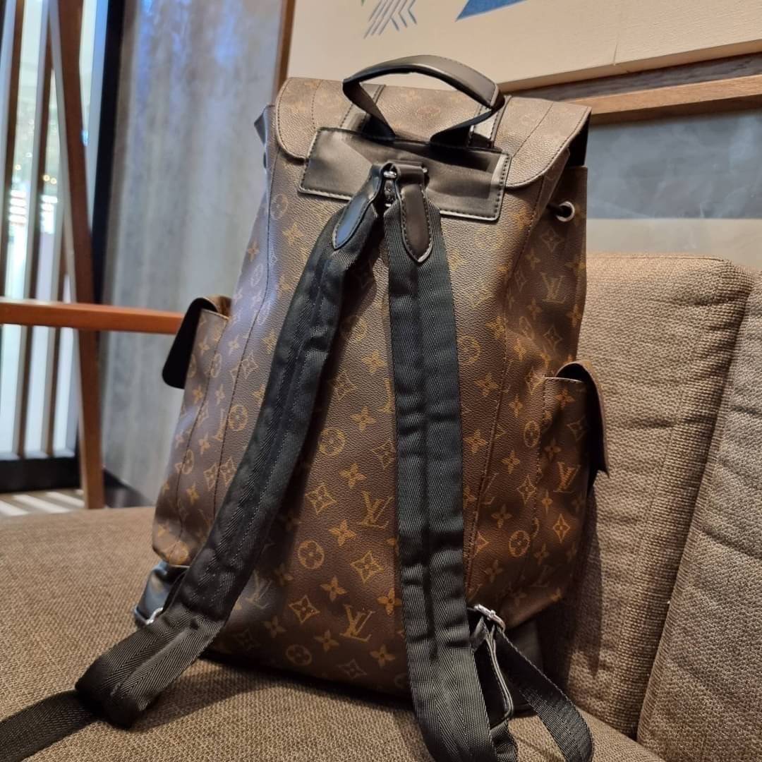 LV Christopher PM Monogram Eclipse Reverse เป้สะพายหลังใบใหญ่ LV MONOGRAM BACKPACK ที่หนุ่มๆตามหากันมากที่สุด LONG WEEKEND กระเป๋าใบใหญ่ต้องมี!! รุ่นสุดฮอต!! ด้วยรูปทรงที่คลาสสิค สไตล์เอกลักษณ์ วัสดุหนังแคนวาส ทนทาน