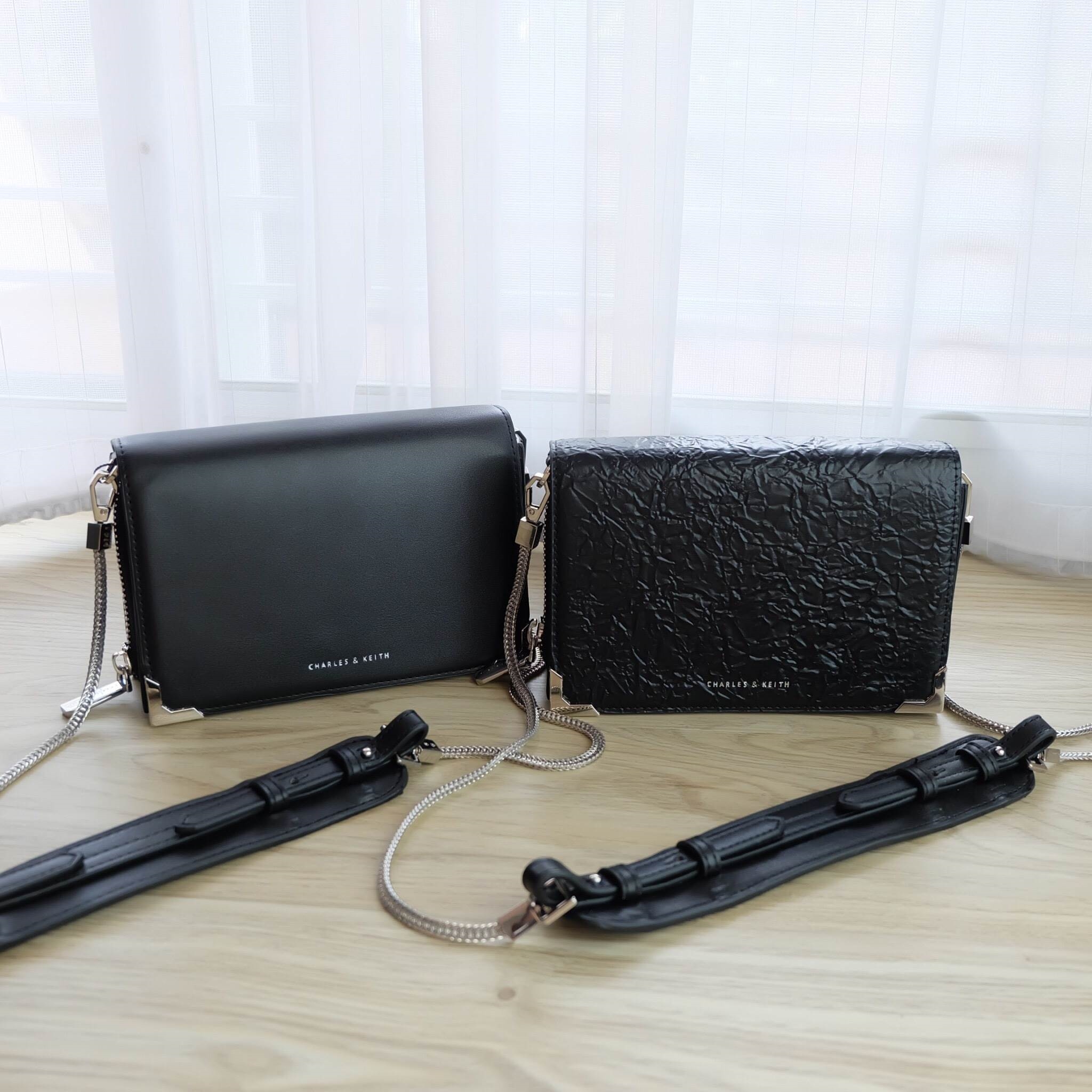 Charles & Keith Front Flap Sling Bag กระเป๋าทรงเหลี่ยมน่ารัก ตกแต่งด้วยโลหะที่มุมกระเป๋า - เปิด - ปิดด้วยกระดุมแม่เหล็ก - ด้านในแบ่งออกเป็น 3 ช่องใหญ่ ช่องกลางเป็นช่องซิป - มีช่องใส่ธนบัตร ช่องซิปใส่เหรียญ ช่องใส่บัตร ใส่มือถือ i7+ ได้ค่ะ - มาพร้อมสายสะพา