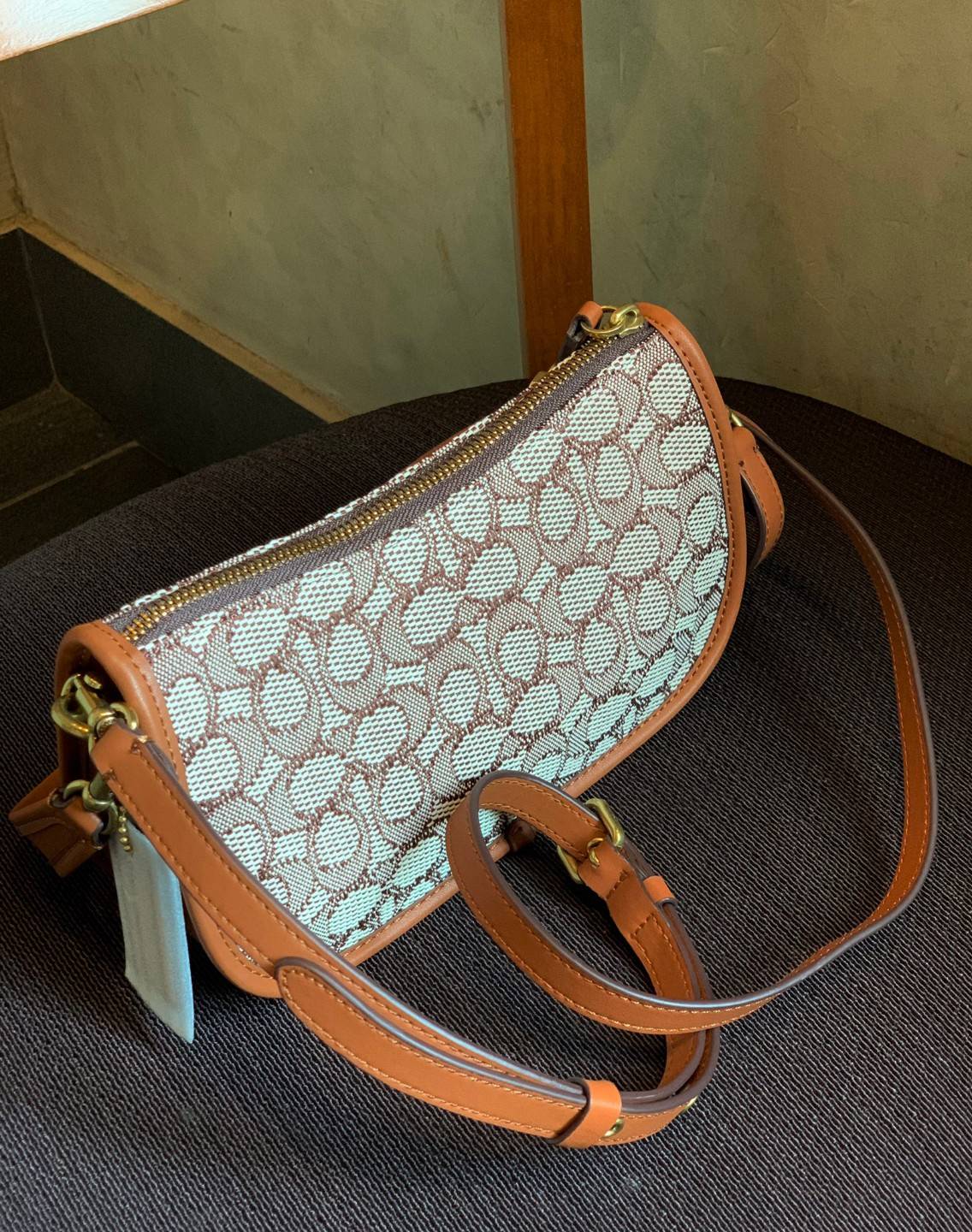 รุ่นใหม่ล่าสุด ต้อนรับหน้าหนาวนี้กันค่าา🎀 COACH SWINGER BAG IN SIGNATURE TEXTILE JACQUARD WITH BOUQUET MOTIF EMBROIDERY ((C6289)) พร้อมส่งที่ไทย จำนวนจำกัด สวยมากๆค่ะ! กระเป๋าหิ้วได้//สะพายข้างได้ วัสดุJacquardทอลายแบรนด์+หนังแท้ ได้ลงตัวสวย ดูคลา