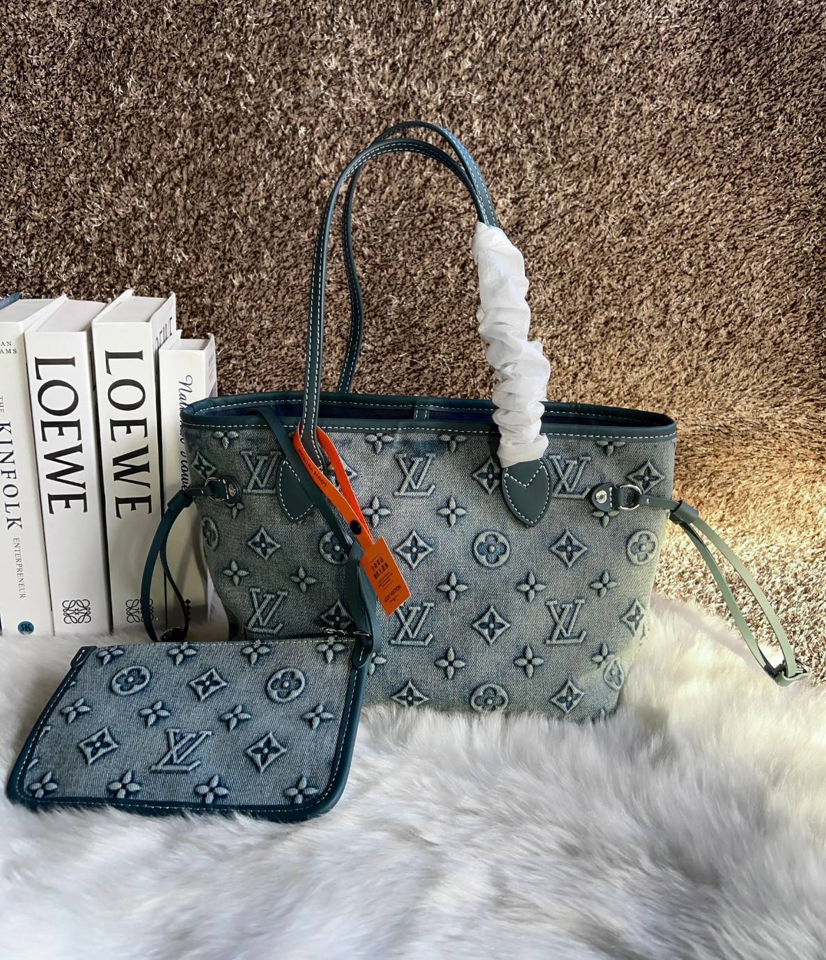 LV Neverfull Denim Tote Bag กระเป๋าสะพายทรงโท้ทเดนิมลายโมโนแกรมปั้มนูนคมชัดสวยหรูลัคชู สุดคลาสสิค ดีไซด์ใหม่ กับกระเป๋าทรงที่สามารถใช้ได้กับทุกๆวัน วัสดุเดนิมหนานิ่มอย่างดี ทอลายแบรนด์แบบ3Dนูนคมชัดสวยมากๆค่ะ