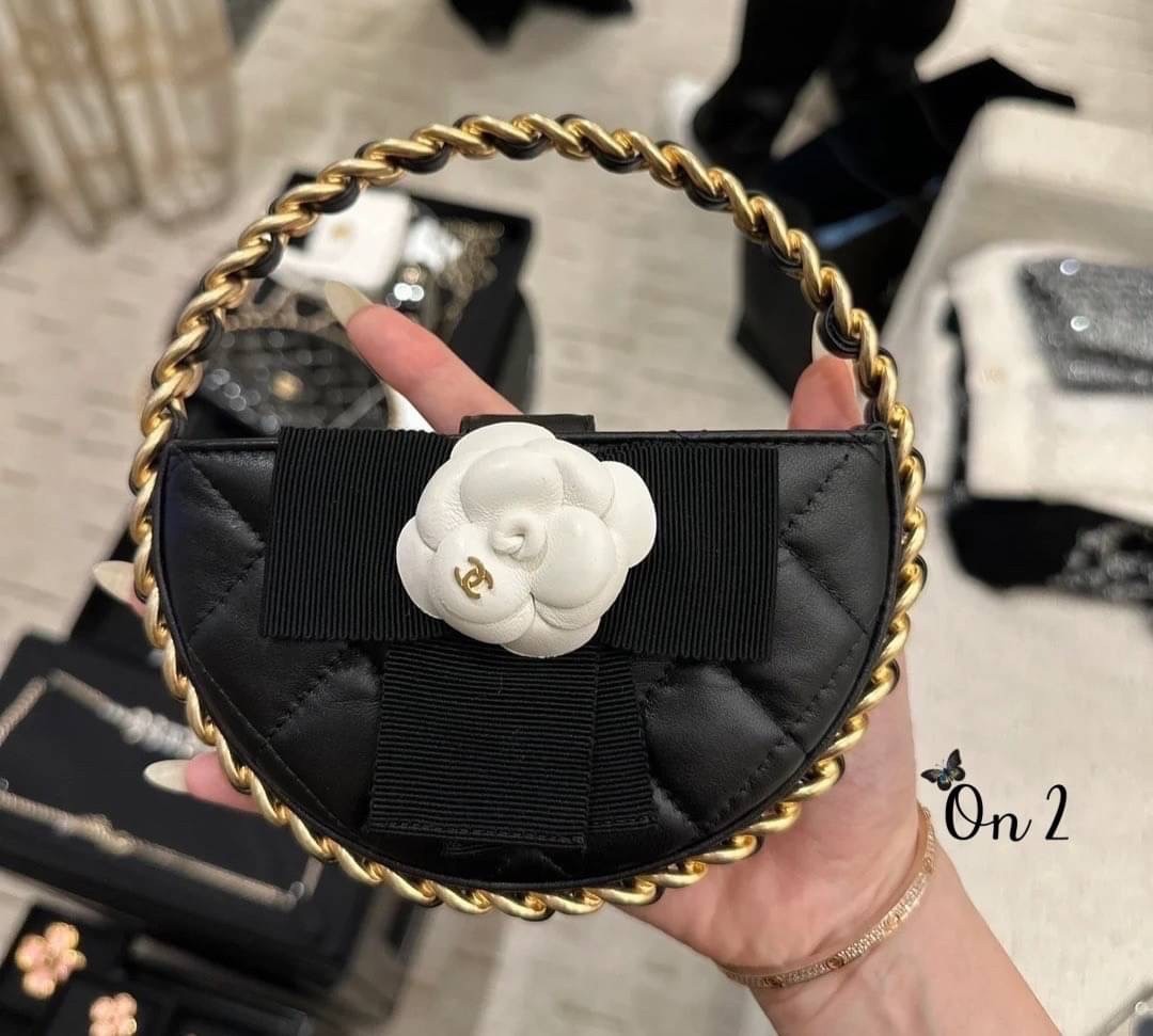 Chanel PouchGold-Tone Metal / CHANEL Quilted Round Camellia Mini Clutch Black กระเป๋าถือหรูหราน่ารัก ประดับดอกคามิเลียเป็นเอกลักษณ์ เกรดไฮเอน 1:1