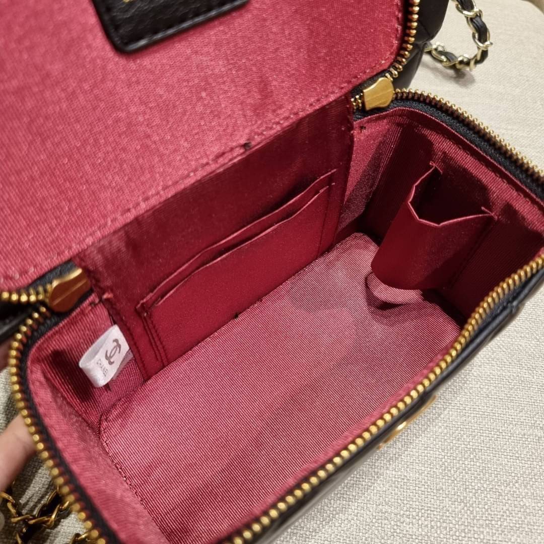 VIP 🥂 เซ็ทคือที่สุดของความคุ้ม EXCLUSIVE MIX ITEM!! CHANEL GIFT BOX SET กลับมาอีกครั้งกับไอเท็มสุดหรูชวนให้สะสม สุดยอดของรุ่นยอดฮิตพร้อมเสิร์ฟครบชุด สุดคุ้ม มาพร้อมกระเป๋าสะพายถึง 2 ใบ คอลเลคชั่นของมันต้องมี ทั้งตัวคลาสสิคและ vanity และสุดยอดของหา