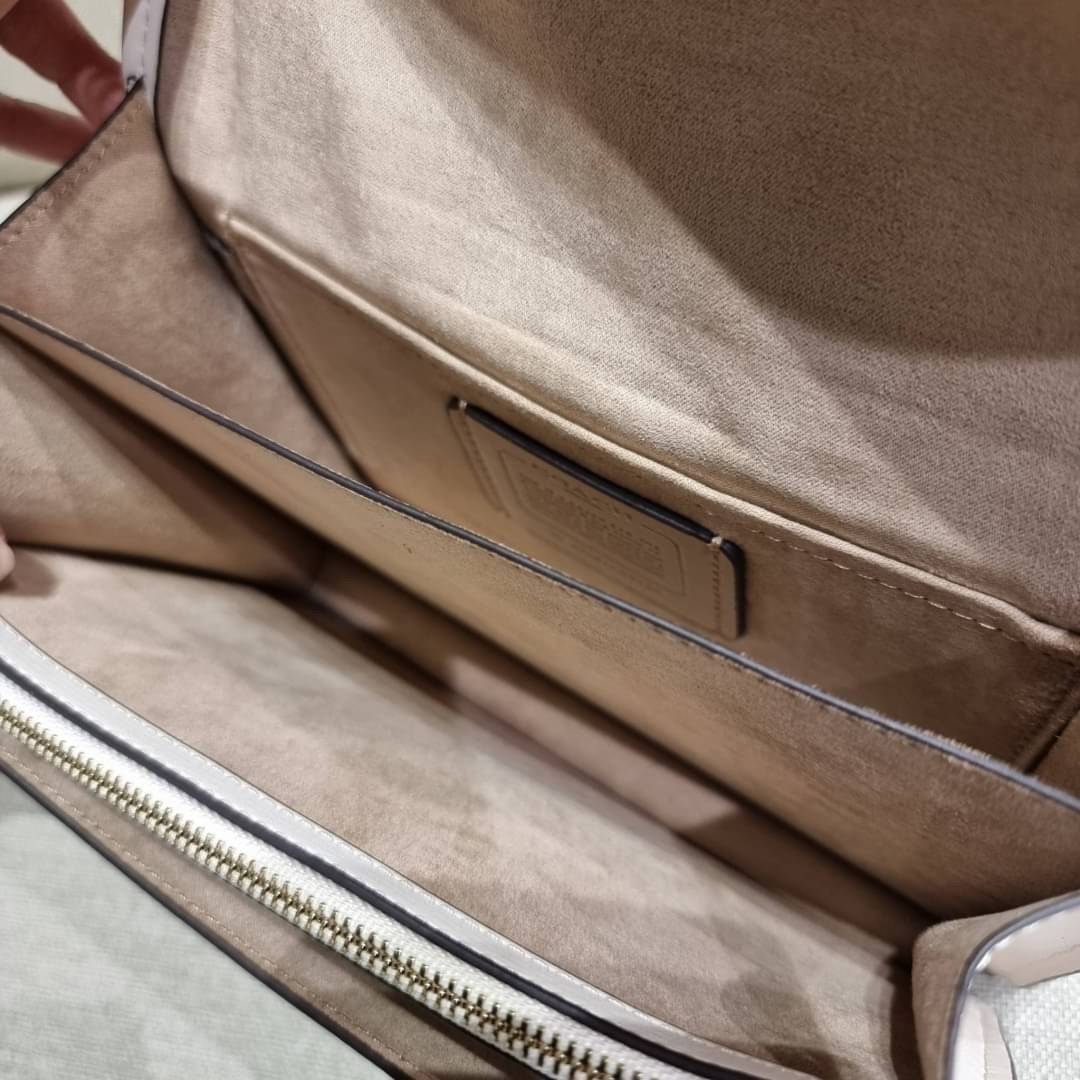 COACH C9230 KLARE CROSSBODY IN SIGNATURE CANVAS WITH FLORAL EMBROIDERY น้องใหม่คอลล่าสุด กับกระเป๋าสะพายข้าง โทนสีละมุนลูกคุณหนู ดีไซน์ปักดอกไม้เพิ่มลูกเล่น ให้ดูแพง วัสดุผนังแคนวาสสลับหนังแท้ สายสะพายโซ่สลับหนัง สะพายยังไงก็ขับผิว เปิด-ปิดด้วยกระดุมแม่เห