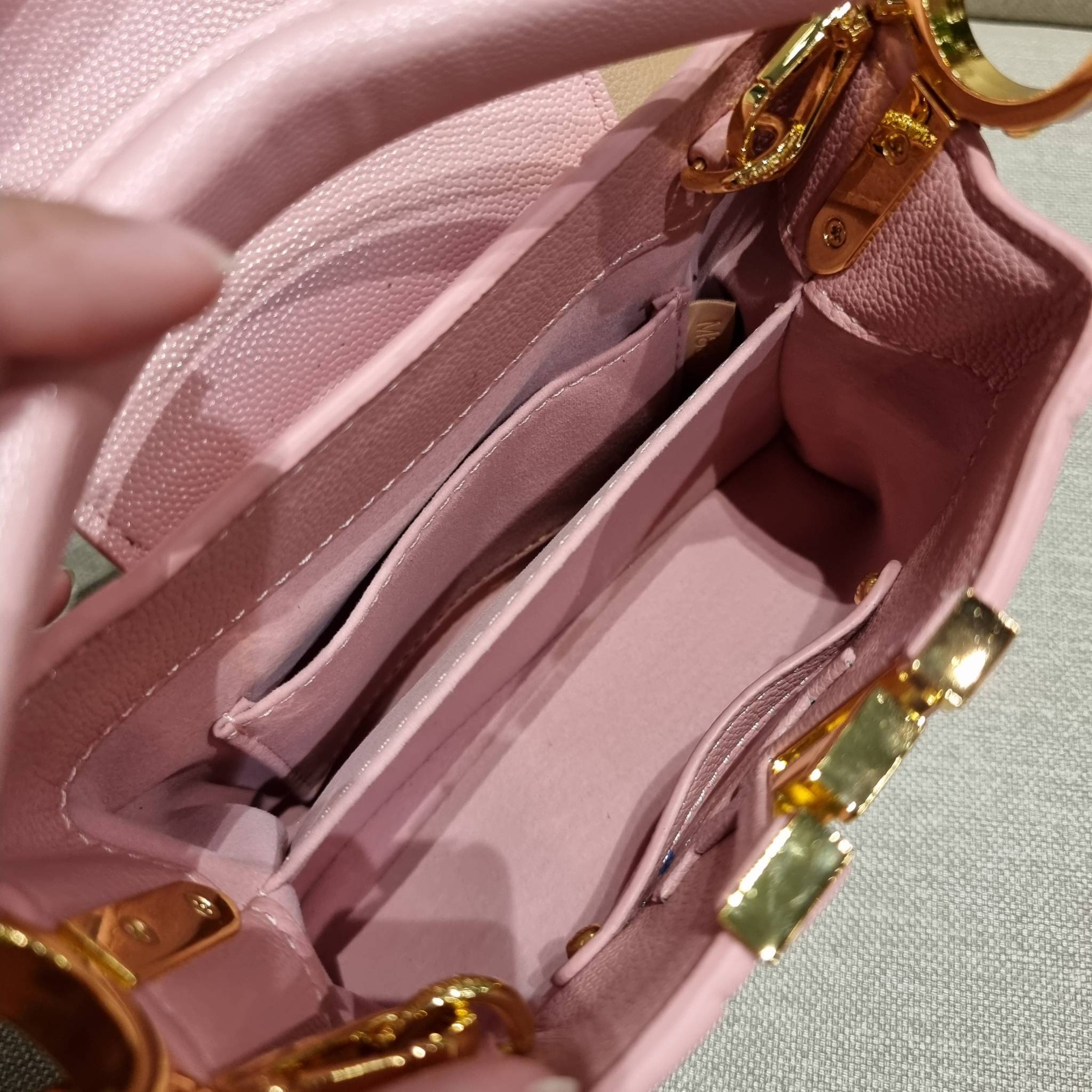 LV capucines mini top handle VIP ที่สุดของความสวยในราคาเบาๆ กระเป๋าถือสุดหรู ดีไซน์ทรงคลาสสิค ที่รอบนี้มาในไซส์มินิ ดีงามม้ากกกก!! มาพร้อมหูจับในตัว ด้วยรูปทรงวินเทจและวัสดุหนังลูกวัว ขับผิว ทำให้ไอเท็มนี้สะกดทุกสายตาจริงๆ และยังมีลูกเล่นที่ฝาปิดกระเป๋า ท