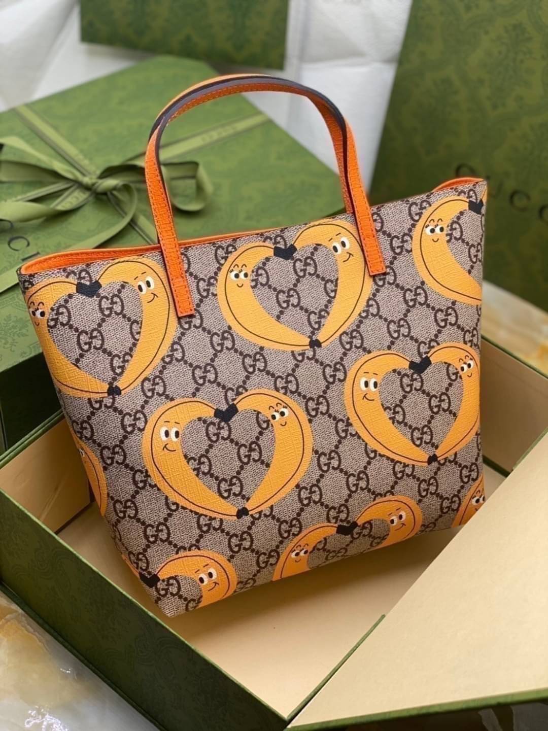 (รวมแบบ) หนังแท้ GUCCI Animal-Friendly Gucci Kid GG Supreme Tote Bag ลายใหม่น่ารักมากเลยค่าา งานหนังแท้ทรงตั้งสวย ขนาดกะทัดรัด จุของได้เยอะ ใช้ได้ทั้งเด็กและผู้ใหญ่ น่ารักมากค่ะ