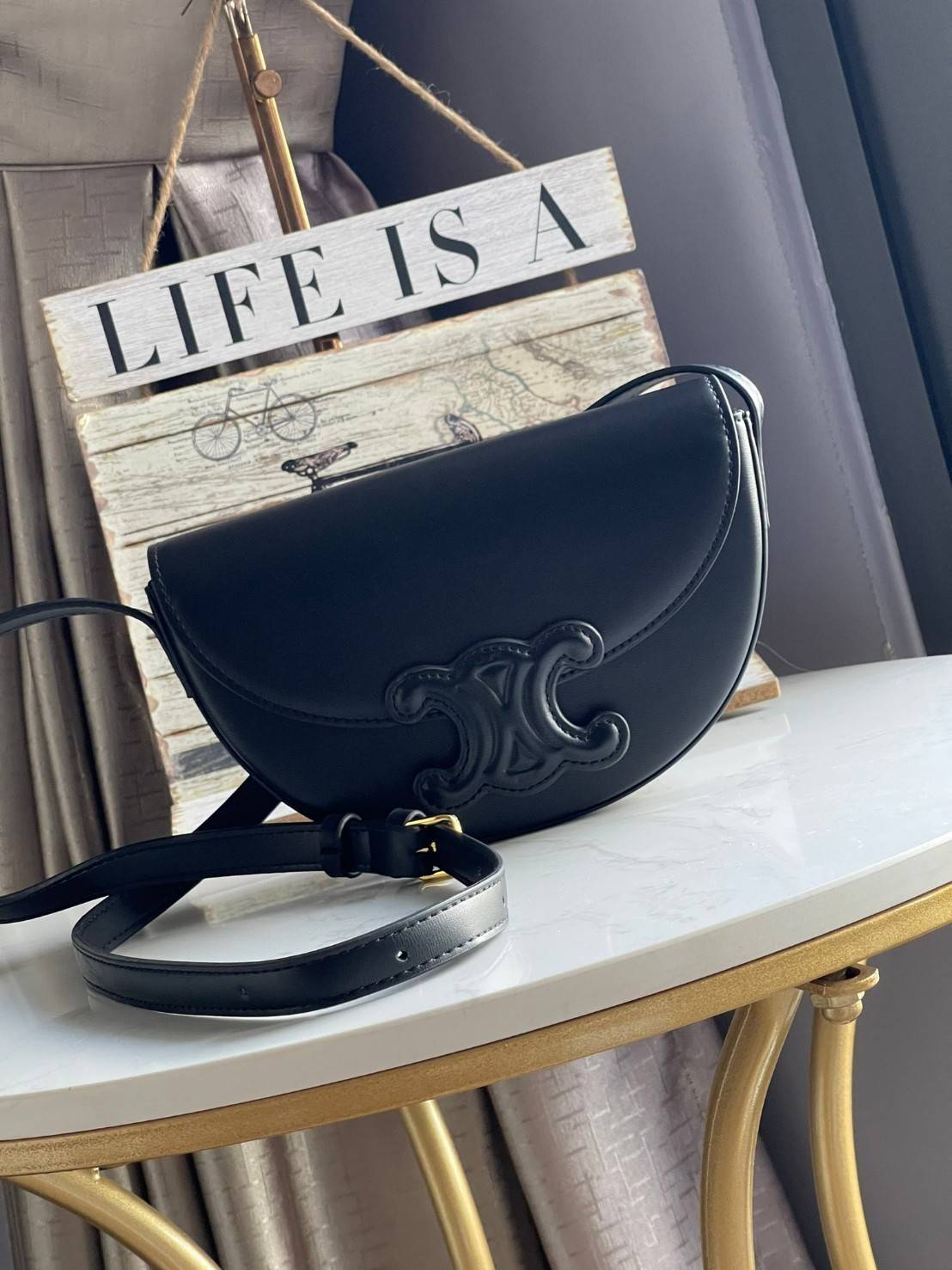 CELINE BESACE CUIR TRIOMPHE IN SMOOTH กระเป๋ารุ่นนี้นำเสนอในรูปทรงฮาล์ฟมูนที่ตอนนี้กำลังงมาแรง เปิดด้วยกระดุมแป๊กเพื่อเผยให้เห็นช่องภายในที่กว้างขวางและกระเป๋าด้านในแบบแบน คุณสมบัติที่โดดเด่นอีกอย่างของกระเป๋าอยู่ที่โลโก้ขนาดใหญ่ รูปทรงสะดุดตา สามารถสะพาย