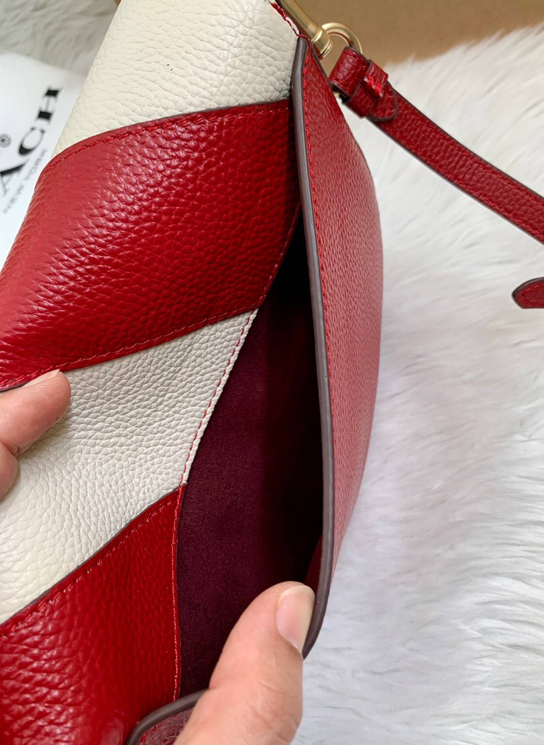 พร้อมส่งที่ไทยครบทั้ง6สีค่ะ 😘 Coach Ellen Crossbody In Signature ((C1432)) กระเป๋าทรงฮาฟมูนรูปทรงคลาสสิก ออกแบบให้มีลักษณะโค้งมน ไม่ดูเป็นทรงแข็งจนเกินไป ดีไซน์และสีของกระเป๋ายังเรียบง่าย เข้าได้กับทุกชุด สะพายครอสบอดี้ร์//สะพายข้าง หรือถือแบบคลัท