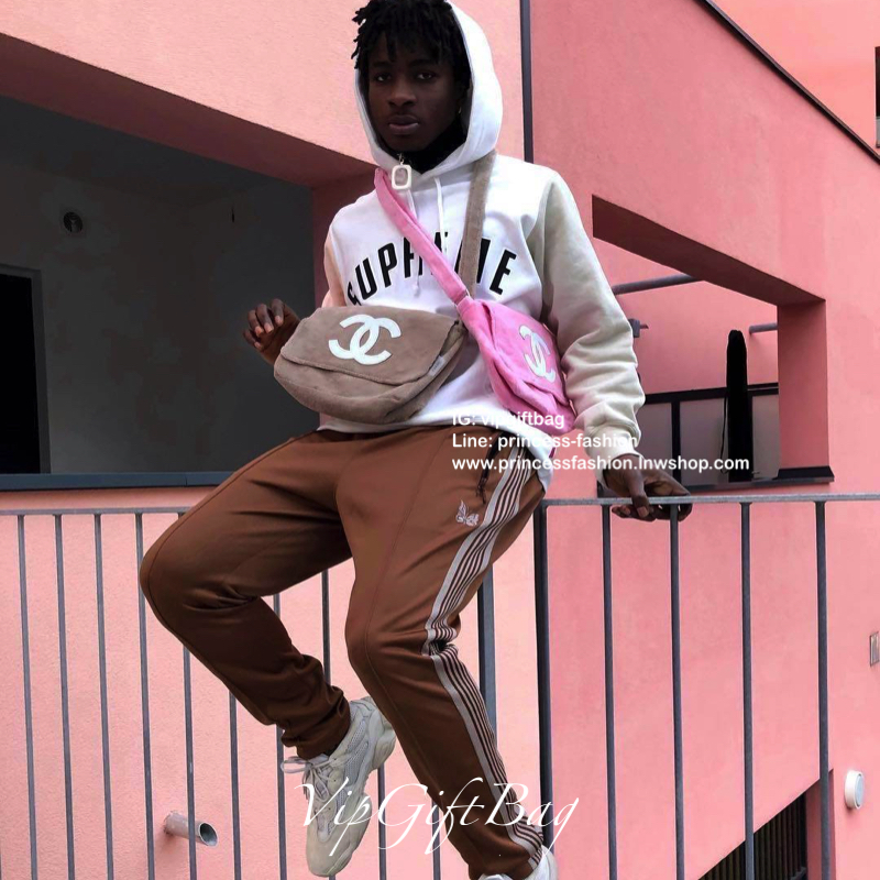 ชมพู MUST HAVE ITEM 2019 !! รุ่นยอดฮิตของ **วัยรุ่นสายสตรีท ทั่วโลก จากงาน CHANEL VIP GIFT **ของแท้100% **มีป้ายNOTFORSALE เป็นกระเป๋า ใบสวยรุ่นหายาก ขนาดกำลังดี ใช้ได้ทั้งหญิงชายเลยค่ะ ขนเฟอร์นิ่มมากกก เก็บของอย่างดี น้ำหนักเบา ด้านในมีช่องใส่ของจุกจิก M