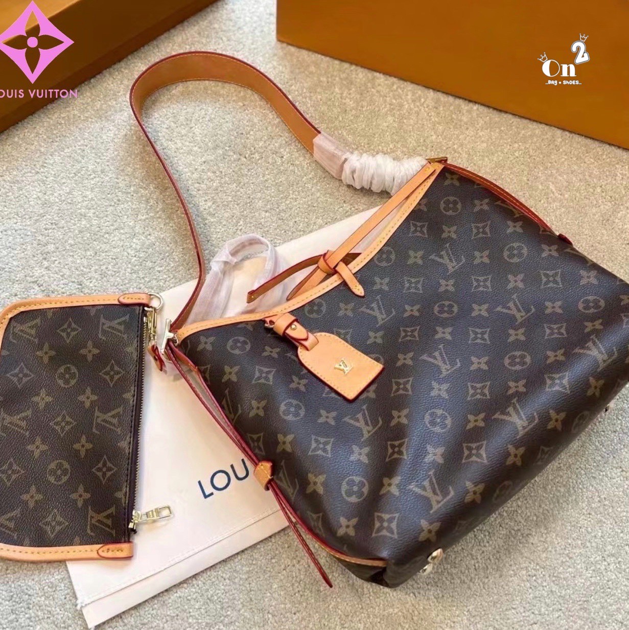 LV CARRYALL Monogram Canvas 12" / LV Shopping Bag รุ่นใหม่ล่าสุด กระเป๋าสะพายทรงหรูหรามีสไตล์ สวยปังมั้ยไหว ใบจริงสวยมากกกก ได้สวยก่อนใคร วัสดุหนังแคนวาสเคลือบลาย สวย คลาสสิค ภายในเป็นช่องโล่ง จุของได้เยอะ สาวๆใช้ใบนี้ สะพายไปไหนก็เข้ากัน ถ่ายรูปสวยๆ