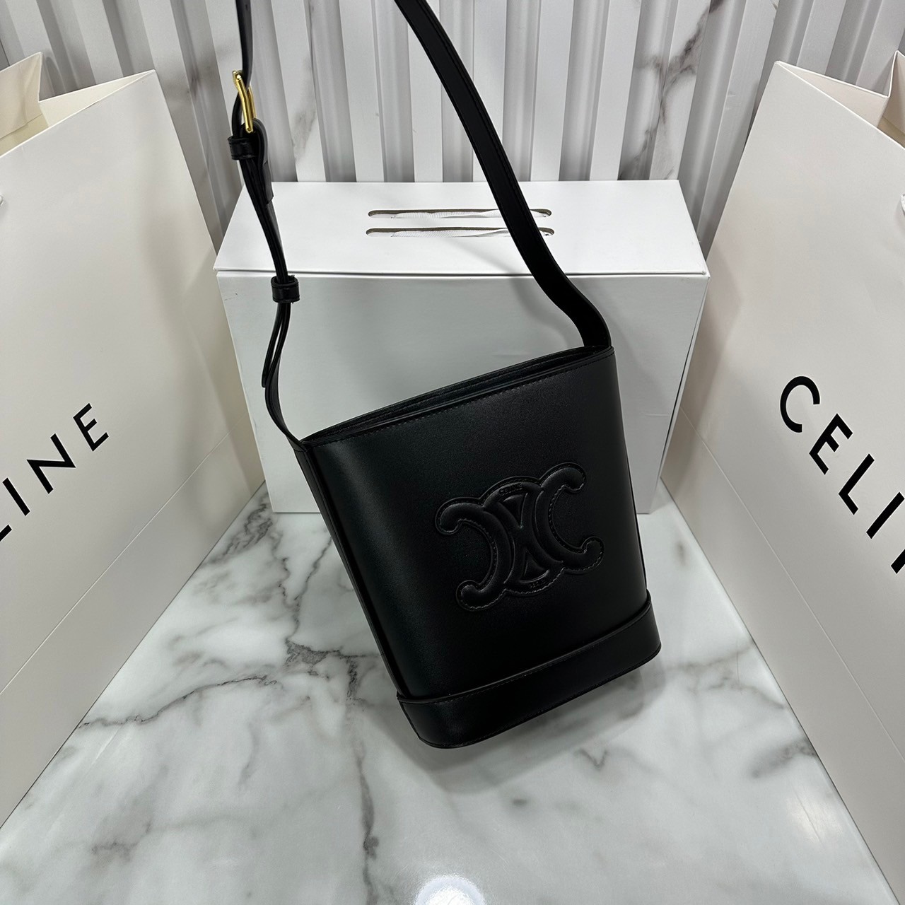 CELINE SMALL BUCKET CUIR TRIOMPHE in Smooth กระเป๋าสะพายทรงบัคเก็ต ใช้งานง่ายที่สุด สายสะพายในตัว รุ่นฮิตข้ามปี งานหนังแท้สวยเรียบหรู ผู้ดีไปอีก